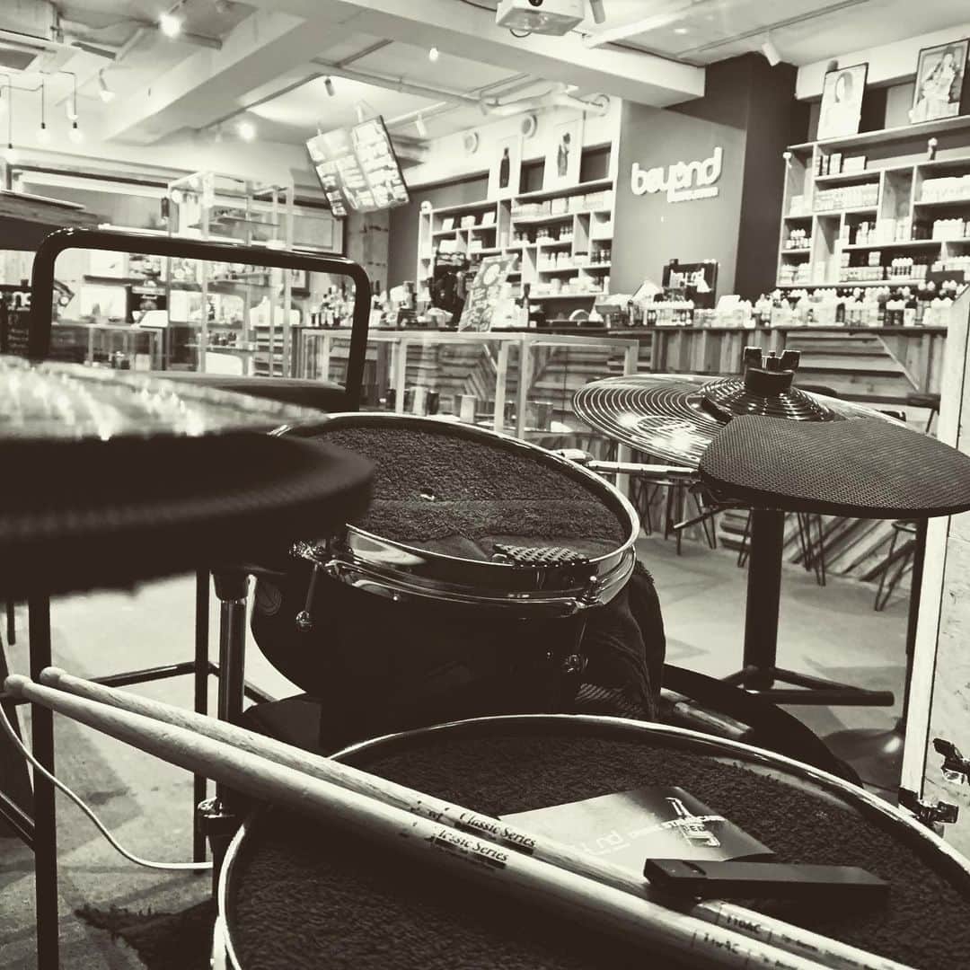 GOさんのインスタグラム写真 - (GOInstagram)「今年も数時間 2019、ありがとございました 2020もよろしくお願い致します  良いお年を!! #beyondvapejapan #pearl #blackbox #drums #drummer #ありがと」12月31日 19時55分 - go_sads