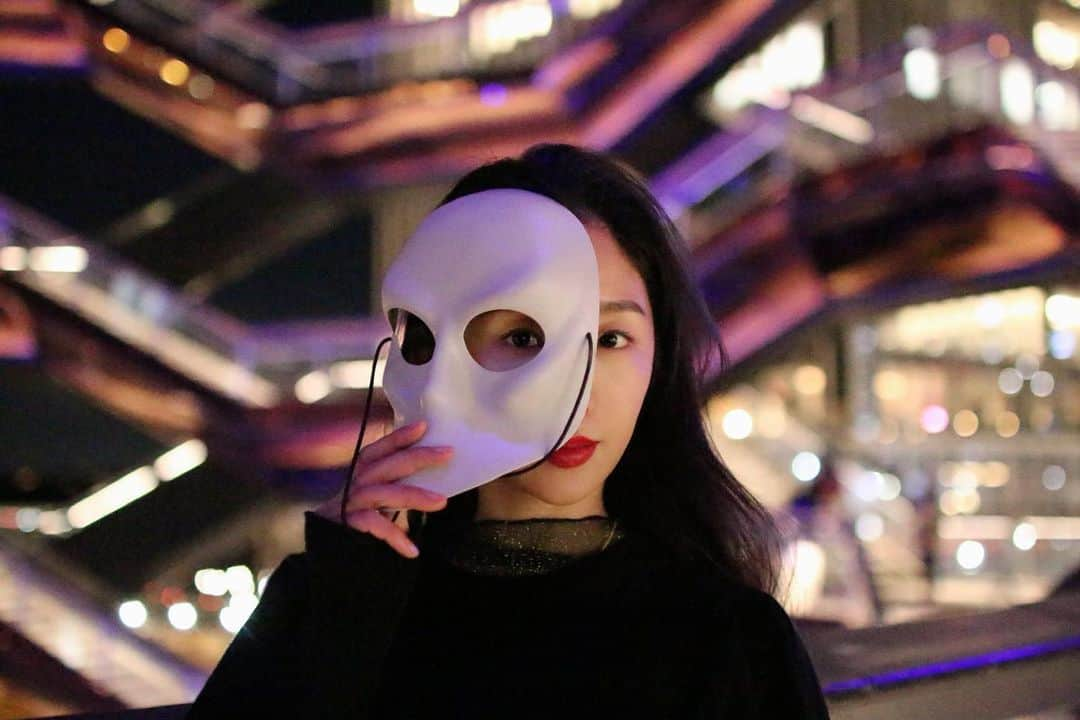 澤山璃奈さんのインスタグラム写真 - (澤山璃奈Instagram)「#sawarina_ny 👤 Photo by @k1989m ————★———— @sleepnomorenyc 💃 × @hudsonyards ✨ 友達みんなから勧められてずっと観たかった #スリープノーモア 参加型の舞台は初めてですごく楽しみにしてたから行けて嬉しかった❤️ 異空間の不思議な世界に一気に引き込まれて、必ずまた観に行きたいと思いました！✨ 一回では全く理解しきれない…。 会場では写真禁止なのでせっかくなら記念になるような素敵な場所でと思いハドソンヤードで📸 #プチNY生活 #NY生活  #ニューヨーク　#NY  #nylife #newyork #nyphoto  #hudsonyards #sleepnomore」12月31日 14時36分 - rinasawayama