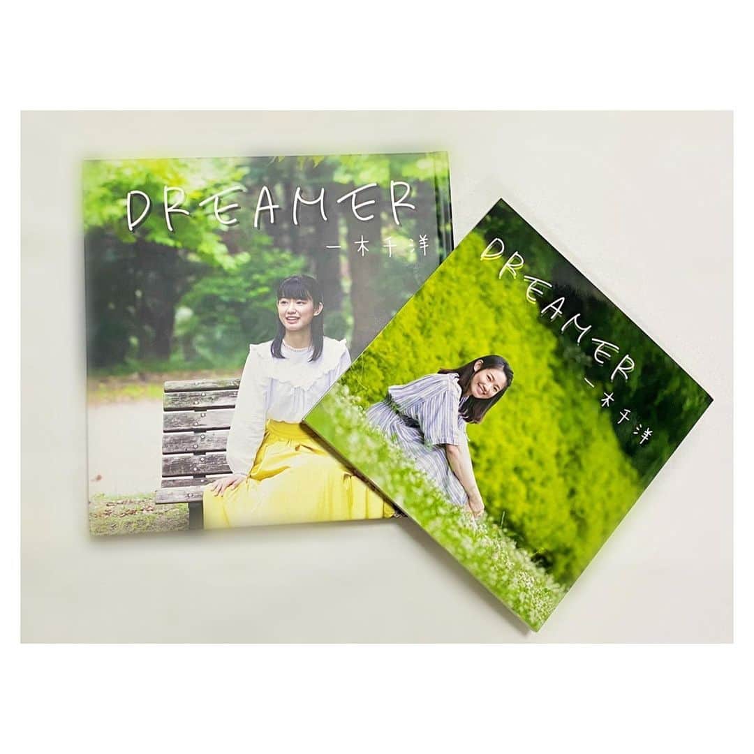 一木千洋のインスタグラム：「《2019年を振り返りながら》﻿ ﻿ ﻿ 年末の足音が聞こえます。﻿ これを書いている今もあと11時間で2019年が終わります。﻿ ﻿ 「今年もあっという間に過ぎていくなあ」というのがいつも年末に思うことなのですが、2019年は、振り返ってみると全然そんなことなくて。﻿ ゆっくり時が流れているように感じることもあれば、「この時がずっと続けばいいのに」と思うくらい瞬く間に過ぎていくこともありました。﻿ ﻿ 私の2019年、いったいどんな年だったんだろう？﻿ ﻿ いつもなら、みんなに言わずにここまで来たこととかを話すんだけど、今年はずっとずっとみんなといっしょに走ってきたから、いまさら「じつはこんなことがあってね…」と話すようなこともありません。﻿ ﻿ ただ、本当に伝えたいことは、ここまでいっしょに夢を叶えてくれたみんな、ありがとう、という言葉です。﻿ みんなと過ごせた2019年はとても大切でどこを切り取っても鮮明に思い出せるような大事な1年でした。﻿ ﻿ ﻿ 「フォトエッセイを作りたい」とクラウドファンディングに挑戦しようと決めた時、まわりにクラファンをしている人はいなかったし、わたしにとって、大きなはじめての挑戦でした。正直不安なことだらだったけど、フォトエッセイ募集期間の初日をむかえてたら、みんながそんな気持ちを吹き飛ばしてくれました。﻿ ﻿ ﻿ 「クラファンはファンのみんなを信じてやるものなんだ」と心から感じました。﻿ ﻿ ﻿ ひとりじゃ空回りしてしまうこともあるかもしれない、﻿ でもわたしには、応援してくれる、いっしょに頑張ってくれる、そんなみんなの存在がありました。﻿ ﻿ 今年ほど、みんなの気持ちをたくさん感じた年はありません。﻿ 本当にありがとう。﻿ 色んな人に「いっきちゃんはすごいよ」と言われるたびに、みんなのことを褒められているだととてもあったかい気持ちになります。﻿ ﻿ 今年挑戦した﻿ ﻿ ・フォトエッセイプロジェクト﻿ ・ソロライブプロジェクト﻿ ﻿ これは、みんなが達成した成功させたプロジェクトなんだと、胸をはっていうことができます。﻿ ﻿ 人生って、順風満帆のように見えて、見せないように頑張っているだけでいろいろな失敗をしながら生きています。﻿ これからだって、色んなことをやろうとしては形にならなくて、もがくことがあると思います。﻿ ﻿ それでも私は、夢を描くことをやめたくありません。﻿ ﻿ 失敗だって成功だって、あふれる愛も気持ちも優しさも全部ひとつひとつ積み重ねていく毎日を一歩一歩すすんで生きていきたい。﻿ ﻿ 今年という特別な年は、私とみんなで作った輝きです。﻿ そんな輝きのひとつとして、12月の間にみんなで作ったフォトエッセイを手元にお届けできたこと、本当に嬉しく思います。﻿ ﻿ ﻿ 2019年を笑顔で締めくくることができて幸せです。﻿ 年が明けたら、みんなに届けるリターンが素敵なものになるように、また走っていきたいと思います。﻿ ﻿ ここまで応援してくれたすべてのみなさん、本当にありがとうございました。﻿ これからもどうぞ、よろしくお願いします。﻿ ﻿ 2019年12月31日﻿ 一木千洋﻿ ﻿ ﻿ #2019年 #クラウドファンディング #一木千洋フォトエッセイ #一木千洋ソロライブ #CAMPFIRE #クラファン」