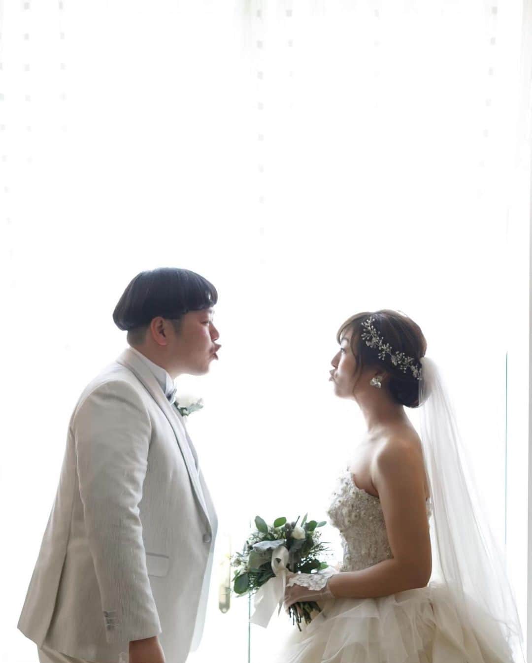 アートグレイスウエディングコースト大阪さんのインスタグラム写真 - (アートグレイスウエディングコースト大阪Instagram)「. 2019年もたくさんの幸せの形のお手伝いをさせていただきました💌✨ . これからも最幸の瞬間を創り上げていきます💒 . 皆様　良いお年をお迎え下さいませ🎍 . . . . 皆さまの素敵な想い、お待ちしております♪ . #プレ花嫁 #結婚 #花嫁 #BB花嫁 #アートグレイス大阪 #アートグレイスウェディングコースト #ウェディングドレス #ナチュラルウェディング #ウェディング #2019年夏婚 #2019年秋婚 #日本中のプレ花嫁さんと繋がりたい #ドライフラワー #マイレポ #チャペル #結婚式準備 #ブライダル #ブライダルヘア #ウェディングフォト #全国のプレ花嫁さんと繋がりたい #卒花 #卒花嫁 #結婚式 #ゲストハウス #ウェディングニュース#大階段#フラワーシャワー#4f4」12月31日 14時33分 - art_grace_wedding_coast