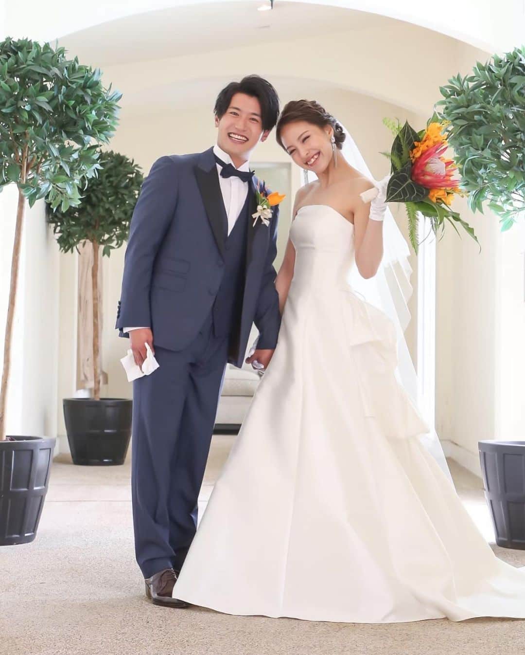 アートグレイスウエディングコースト大阪さんのインスタグラム写真 - (アートグレイスウエディングコースト大阪Instagram)「. 2019年もたくさんの幸せの形のお手伝いをさせていただきました💌✨ . これからも最幸の瞬間を創り上げていきます💒 . 皆様　良いお年をお迎え下さいませ🎍 . . . . 皆さまの素敵な想い、お待ちしております♪ . #プレ花嫁 #結婚 #花嫁 #BB花嫁 #アートグレイス大阪 #アートグレイスウェディングコースト #ウェディングドレス #ナチュラルウェディング #ウェディング #2019年夏婚 #2019年秋婚 #日本中のプレ花嫁さんと繋がりたい #ドライフラワー #マイレポ #チャペル #結婚式準備 #ブライダル #ブライダルヘア #ウェディングフォト #全国のプレ花嫁さんと繋がりたい #卒花 #卒花嫁 #結婚式 #ゲストハウス #ウェディングニュース#大階段#フラワーシャワー#4f4」12月31日 14時33分 - art_grace_wedding_coast