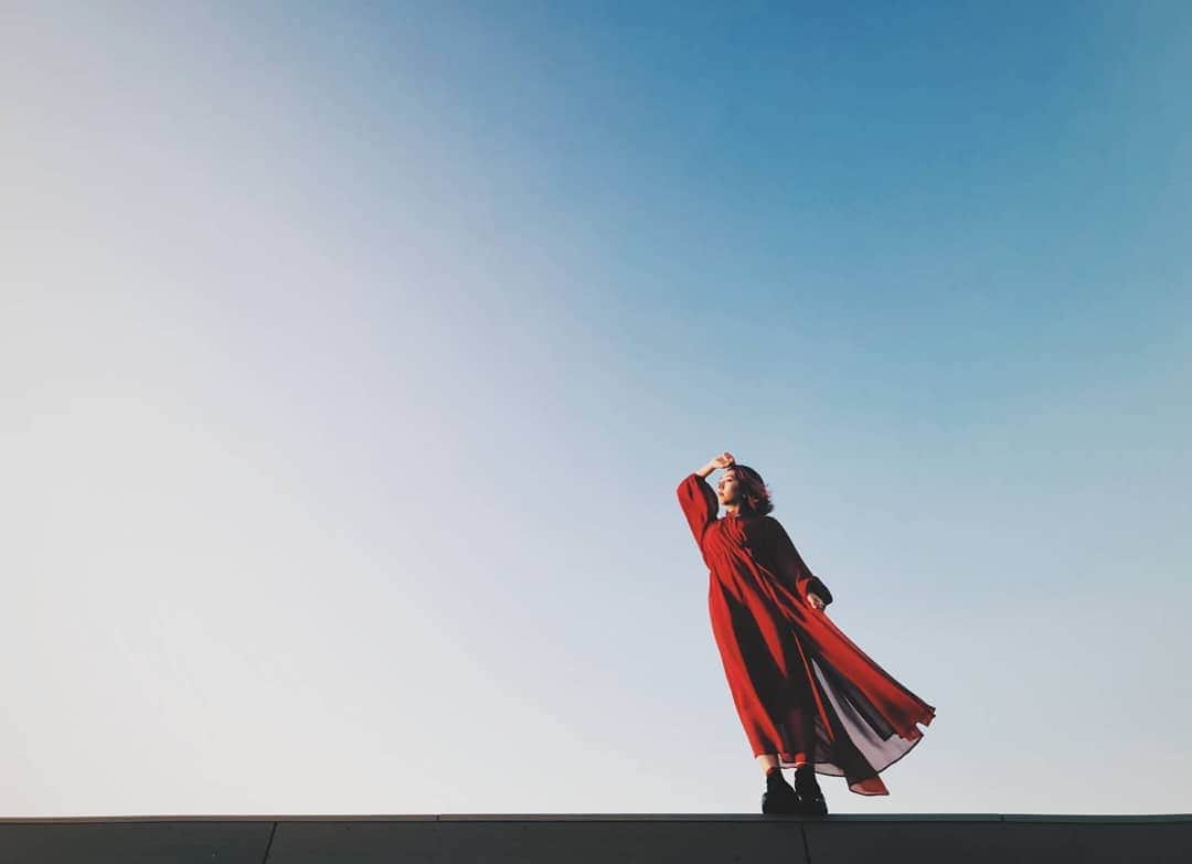 貴愛kwiae Officialのインスタグラム：「2019年お世話になりました☺皆様良いお年をお迎えくださいませ😇 2020は羽が生える予定です。 むふふ☺ いつも感謝の気持ちを忘れずに前向いて歩いていくだけです。 * * * 愛に溢れてる。 * * * #thankyouforeverything  #thanks #2019 #2020 #sky #look #like #blue」