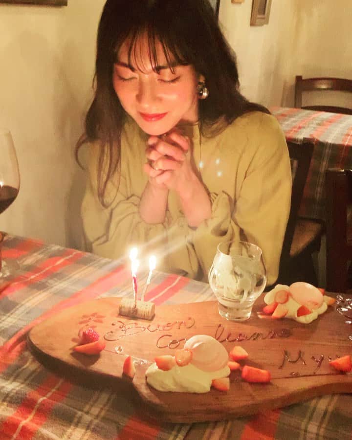 のインスタグラム：「想いが強すぎた…🙄笑 大好きな人たちにお祝いをしてもらった日🎂  2019年は、今年書き初めで書いた「不易流行」という目標通り、新しい経験をたくさんし、多くのことを学べた年でした。 2020年は、この動画のように勢いのある年にしたいです！ みなさん今年1年ありがとうございました✨  2019年12月31日 安座間美優  #2019#令和元年」