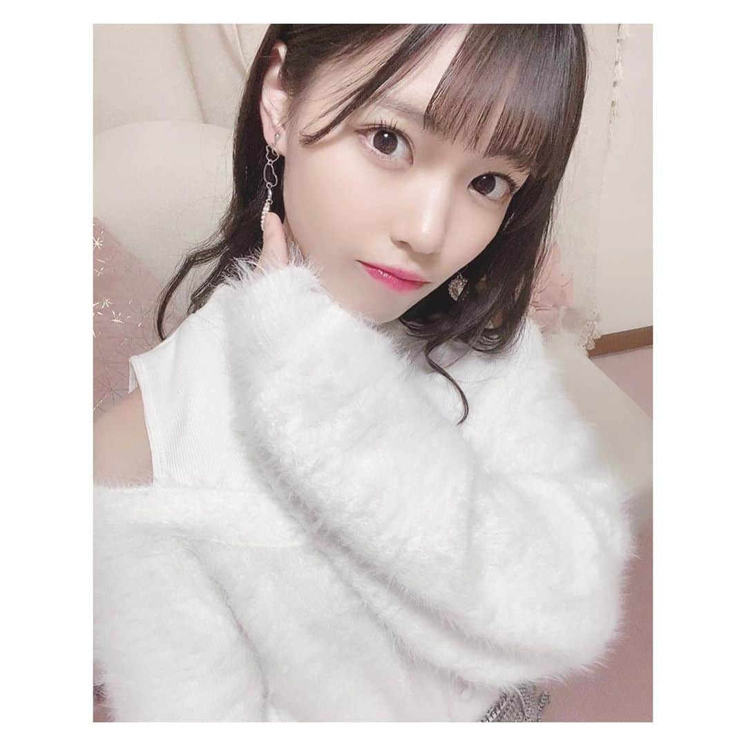 岩田陽菜さんのインスタグラム写真 - (岩田陽菜Instagram)「今年もたくさんのかわいいお洋服と出会えて幸せです☺️💖﻿ ﻿ ﻿ ﻿ ﻿ #イヤリング#ハート#ルミネエスト新宿 #アクセサリー﻿ #ニット#anmille#肩出し#white#ヘアアレンジ#巻き髪」12月31日 14時45分 - hina_naso_stu48