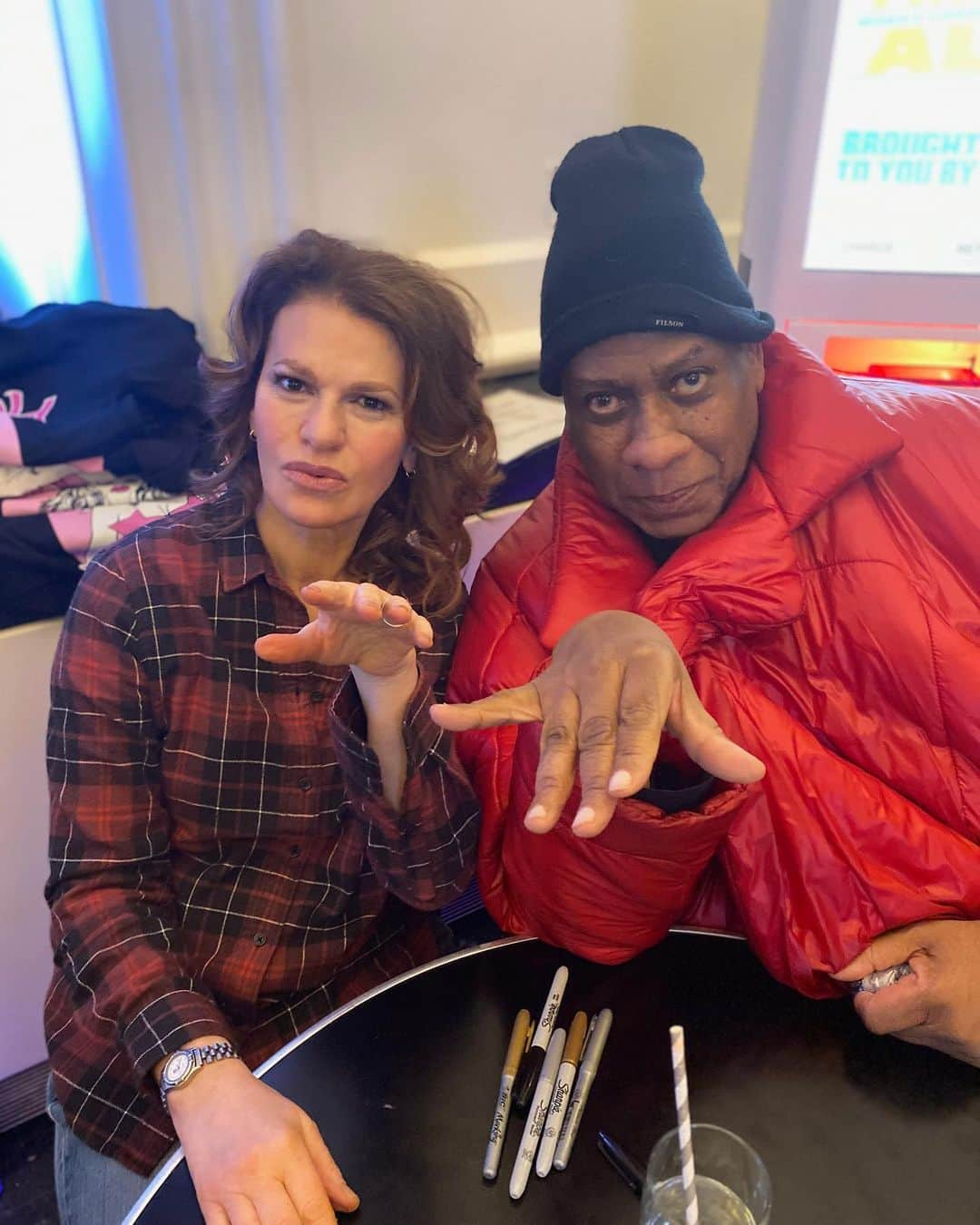 サンドラ・バーンハードさんのインスタグラム写真 - (サンドラ・バーンハードInstagram)「Visiting dignitaries darling @andreltalley holding down the fort @joespub merch table #DecadeofMadnessandMayhem come down tomorrow night kids!」12月31日 14時54分 - sandragbernhard