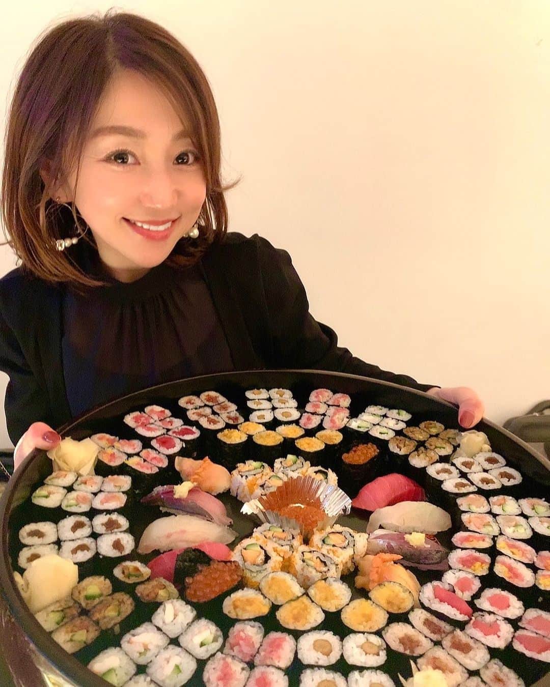 柑谷あゆみさんのインスタグラム写真 - (柑谷あゆみInstagram)「昨日は今年最後の忘年会🍺 中華からのお寿司。 食べすぎました。 2019年もあと数時間✨ 今年もお世話になったみなさまありがとうございました🐗 良いお年をお迎えください🐭」12月31日 14時54分 - kantani_ayumi