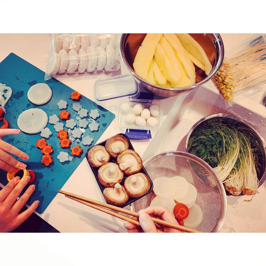 紗栄子さんのインスタグラム写真 - (紗栄子Instagram)「姪っ子ちゃんに手伝ってもらって、お正月の準備🎍✨ #お雑煮#数の子」12月31日 14時49分 - saekoofficial
