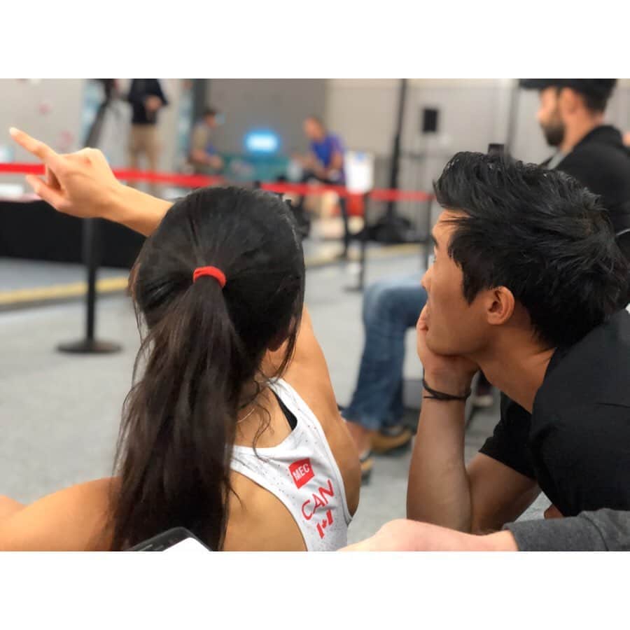 アラーナ・イップのインスタグラム：「In 2019, I spent nearly 10 months in “comp mode”, travelling, competing, and training in between where I could. It was a ton of fun and really rewarding but also exhausting, hard, stressful and lonely at times. I am endlessly grateful for the support of the people around me - they make me who I am and help me work towards my dreams. My family, friends, teammates, coaches, physios, and sponsors. I am especially grateful for this guy. Thanks for being my biggest cheerleader and always being there for me, like making me custom chalk bags and flying all the way to Toulouse for just three days to support me in the Olympic qualifier event❤️ ⠀⠀⠀⠀⠀⠀⠀⠀⠀ @arcteryx @scarpana」