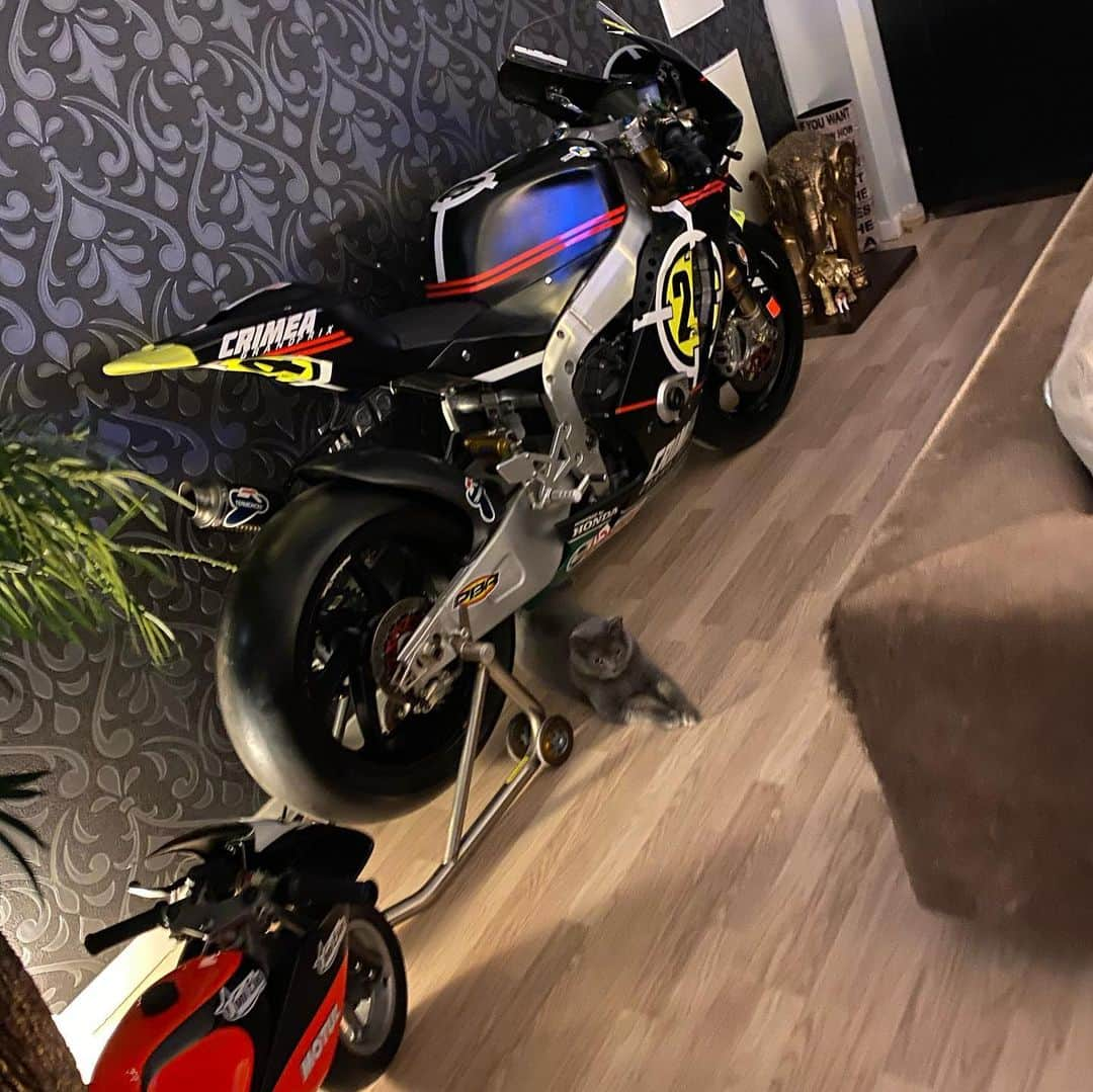 トニ・エリアスさんのインスタグラム写真 - (トニ・エリアスInstagram)「Happy to be back home!! Definetly i felt calm when i saw my Best bikes Beautiful, Shinny and under full protection!! The Best Guardian is always there taking care of them!! “Maki The Guardiant” 🤣🤟🙏🙌 😻❤️.」12月31日 14時58分 - tonielias24