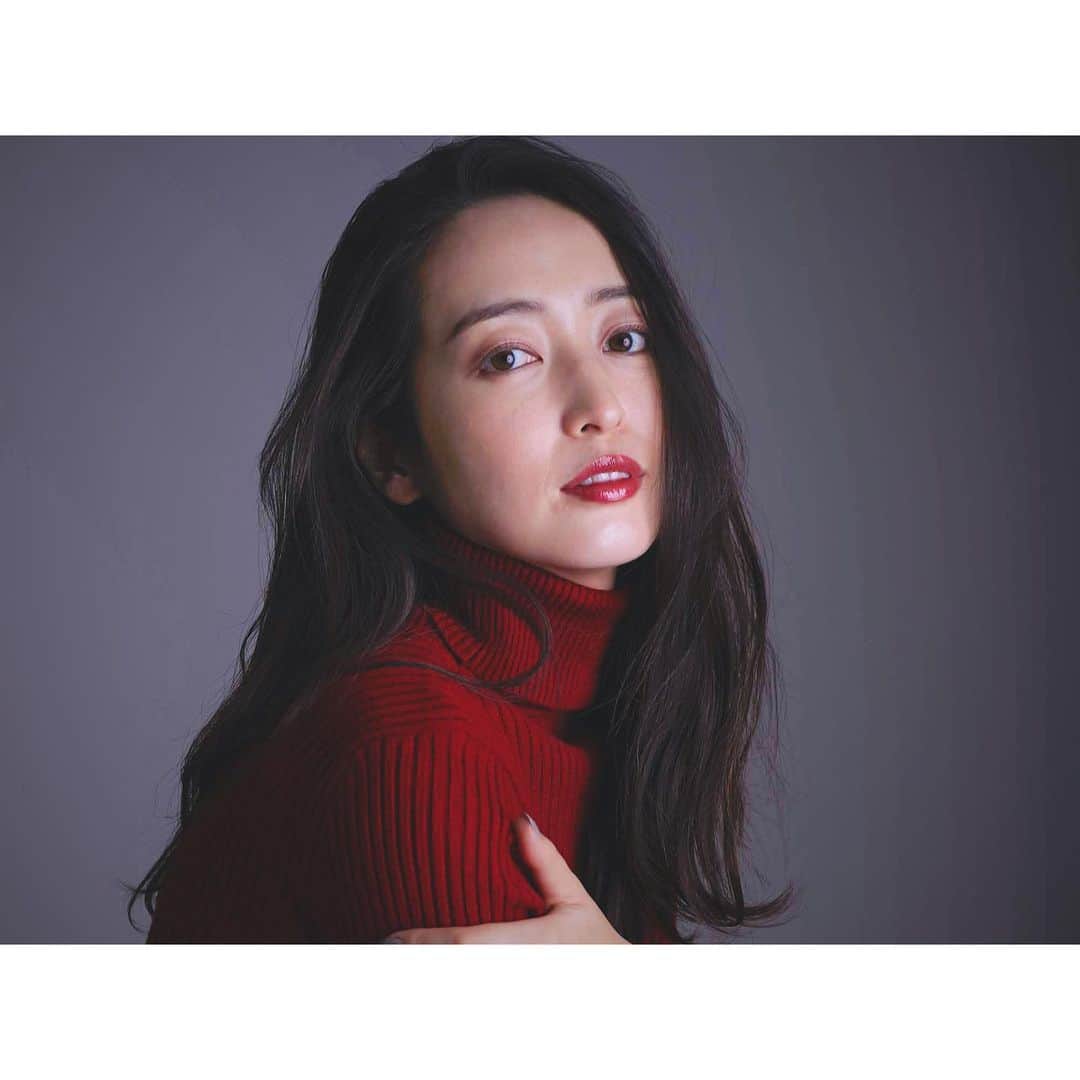 上野なつひのインスタグラム：「2019年最後。 本当に私にとって色々考えて行動して変化のあった年でした。  皆さんはどんな年でしたか？  日本は12月31日。 私は海外ですがすぐ来るオリンピックイヤーの2020年をむかえるにあたって素敵な大晦日の夜にしてくださいね！  ちなみに写真は今年最後の作品撮りの物✨」