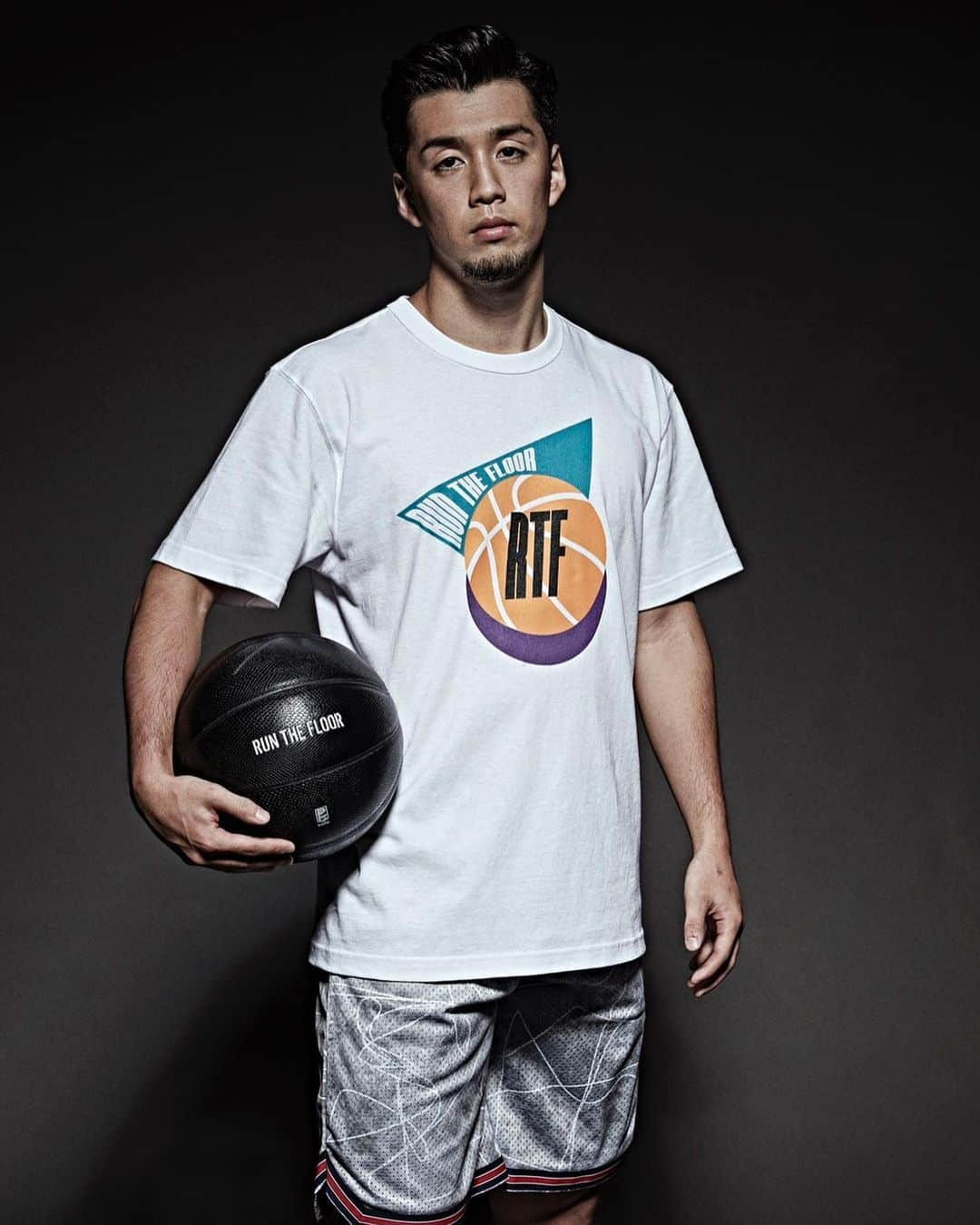 RUN THE FLOORさんのインスタグラム写真 - (RUN THE FLOORInstagram)「" RUN THE FLOOR 3RD COLLECTION " PLAYERS VISUAL  TIP OFF COLLECTIONから始まり、3RD QUARTER COLLECTIONを迎えた今シーズンは、B.LEAGUE 2019-2020 SEASON 大注目の4選手を起用。  横浜ビーコルセアーズ @yokohama.b_corsairs  田渡 凌 選手 @tawatariryo  富山グラウジーズ　@toyamagrouses  宇都 直輝 選手 @n_u.11  秋田ノーザンハピネッツ @akitanh82_official  白濱 僚祐 選手 @ryosuke_0829  大阪エヴェッサ @osaka_evessa  伊藤 達哉 選手 @tatooya3  #RunTheFloor #RTF」12月31日 15時04分 - runthefloor.official