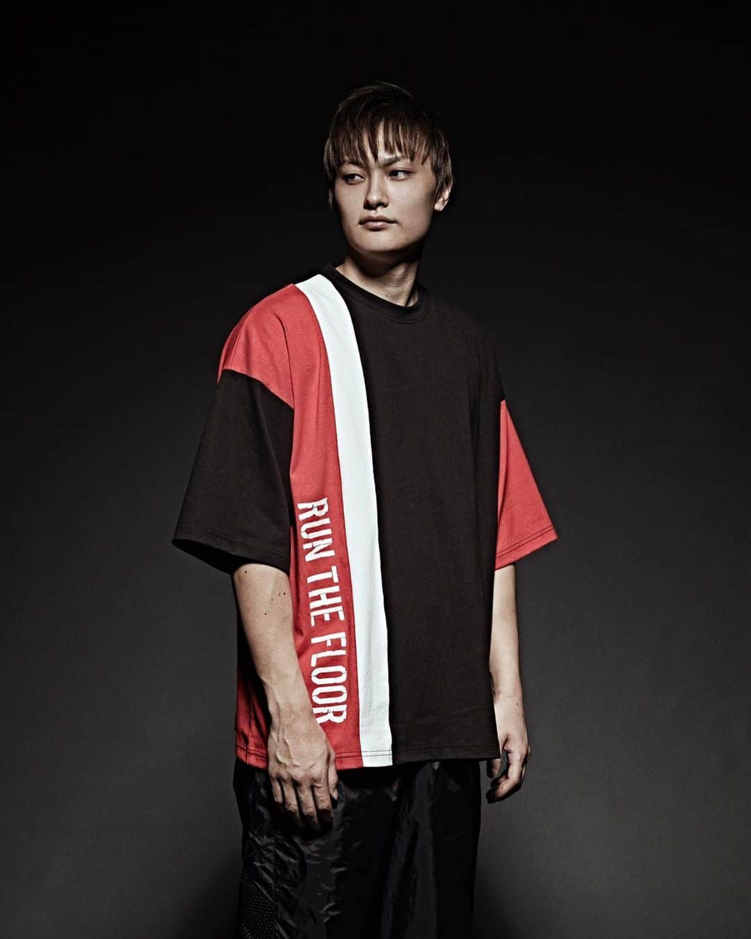 RUN THE FLOORさんのインスタグラム写真 - (RUN THE FLOORInstagram)「" RUN THE FLOOR 3RD COLLECTION " PLAYERS VISUAL  TIP OFF COLLECTIONから始まり、3RD QUARTER COLLECTIONを迎えた今シーズンは、B.LEAGUE 2019-2020 SEASON 大注目の4選手を起用。  横浜ビーコルセアーズ @yokohama.b_corsairs  田渡 凌 選手 @tawatariryo  富山グラウジーズ　@toyamagrouses  宇都 直輝 選手 @n_u.11  秋田ノーザンハピネッツ @akitanh82_official  白濱 僚祐 選手 @ryosuke_0829  大阪エヴェッサ @osaka_evessa  伊藤 達哉 選手 @tatooya3  #RunTheFloor #RTF」12月31日 15時04分 - runthefloor.official