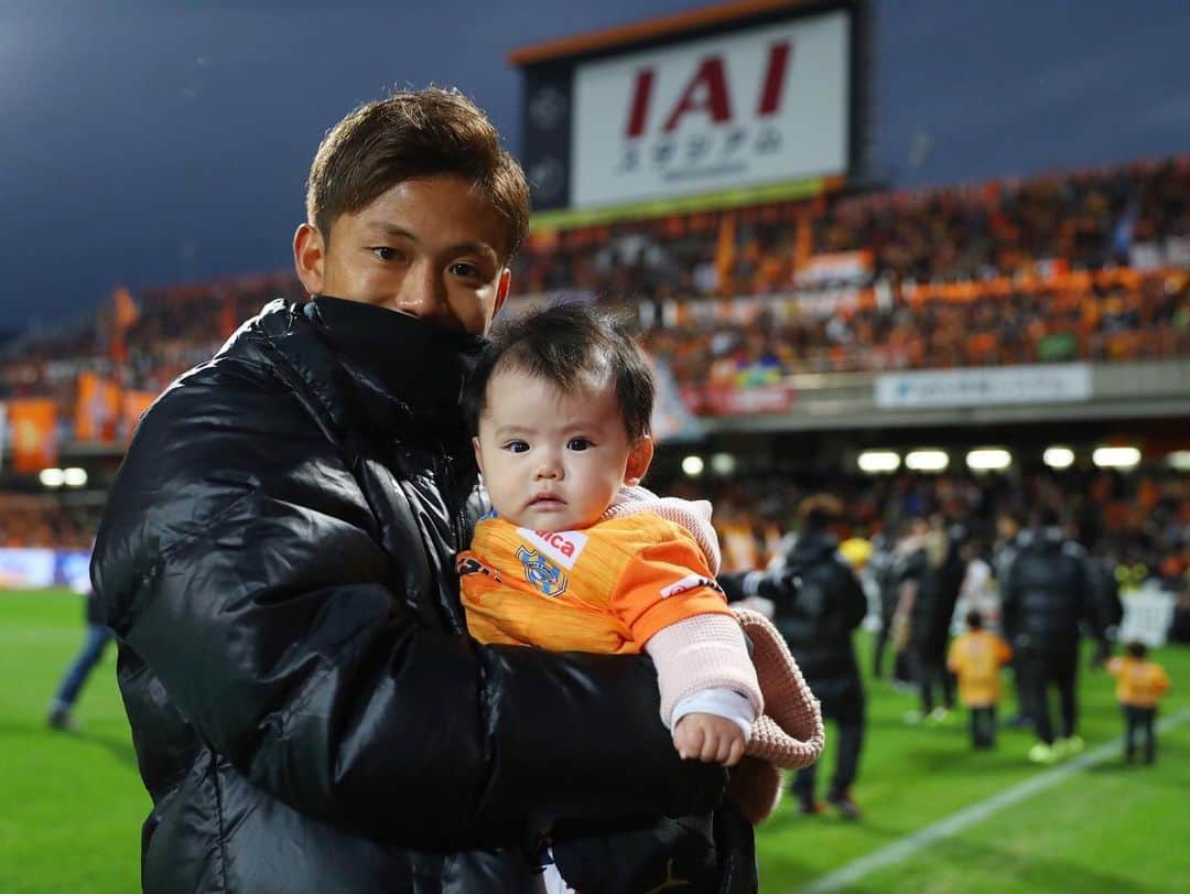 石毛秀樹のインスタグラム：「1年間応援ありがとうございました。 今年は長期間離脱となり、悔しいシーズンとなりました。 そんな中、辛いリハビリを耐え抜き、前向きに取り組めたのは家族やチームメイト、サポーターの皆さんの応援があったからです。 来シーズンはエスパルスのため、そして今年支えて下さった全ての皆さまものためにもスタートから爆発するつもりです。 2020年も応援よろしくお願いします。 #spulse #清水エスパルス」