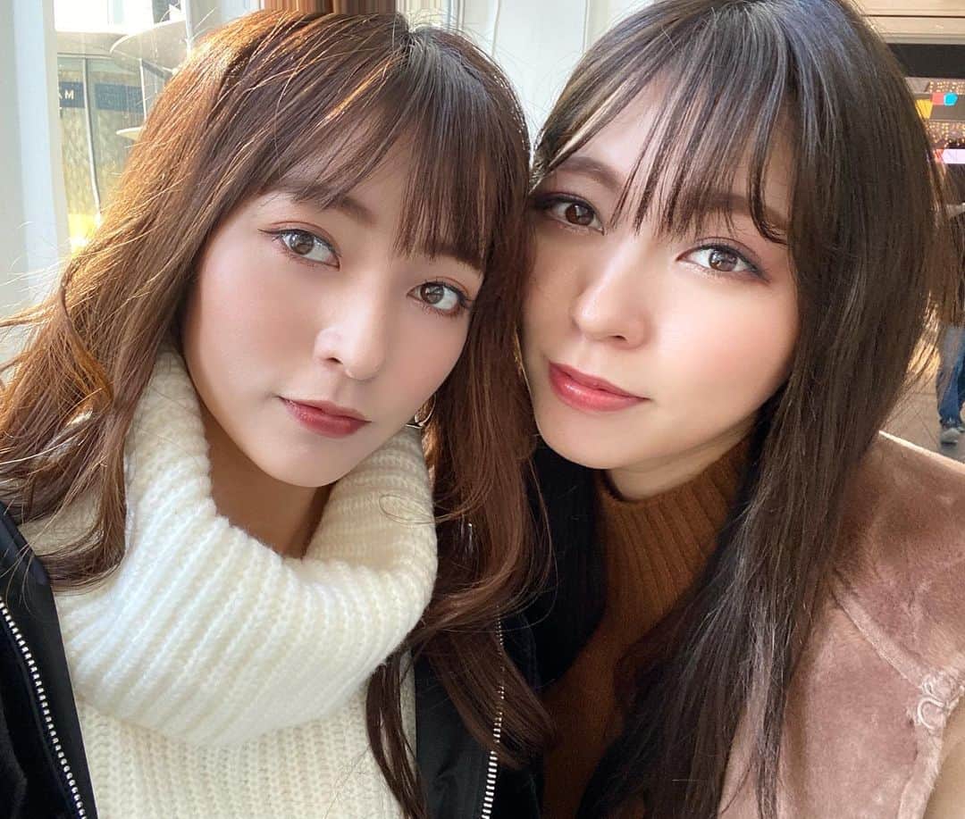 のインスタグラム：「・ 2019年もあと少し✨✨ ・ 今年もたくさんお世話になりました😊💕 11月には「ファンレターお返事企画」を実施して 嬉しい嬉しい内容のお手紙を 舞花と喜び噛み締めながら読ませていただきました🥺❤️ お返事は1月になってしまうけど もう少し待っててね💕 今年も皆さんの💌やSNSでのお言葉に どんなに勇気づけられた1年だったか🥺✨✨✨✨ 来年はもっともっと 私たちの活動をファンの方に見てもらえる機会を増やせるよう さらに充実した1年にしていきたいと思います！😘✊ ・ そして最後の最後に風邪をひいてしまった私😷 体が資本のお仕事ですので 【健康第一】！！！ さらに気を引き締めて頑張ります😉👏👏 ・ ・ 2020年も引き続き どうぞよろしくお願いします🙏💖 ・ ・ #ひうら姉妹 #樋浦姉妹 #2019大晦日」