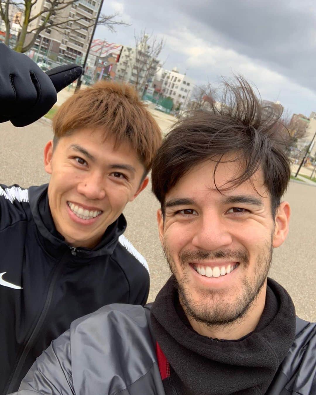 太田宏介さんのインスタグラム写真 - (太田宏介Instagram)「『2019年』 今年は初めてのシーズン途中での移籍を経験しました。 名古屋グランパスのファミリーの皆様、夏に移籍してきた僕を温かく受け入れてくださり、ありがとうございました！来シーズンこそは頂点へ。 共に戦いましょう🤝🔝 そして、FC東京サポーターの皆様、来年は味スタで対戦できる日を楽しみにしています！ 2020年も、サッカーを愛する皆さんにとってHAPPYな一年になりますように‼️ 良いお年をお迎えください✨ #grampus  #fctokyo  #thankyou2019  #大晦日はアーリアと早朝ラン  #走り納め  #太田宏介」12月31日 15時17分 - kosuke_ota_official