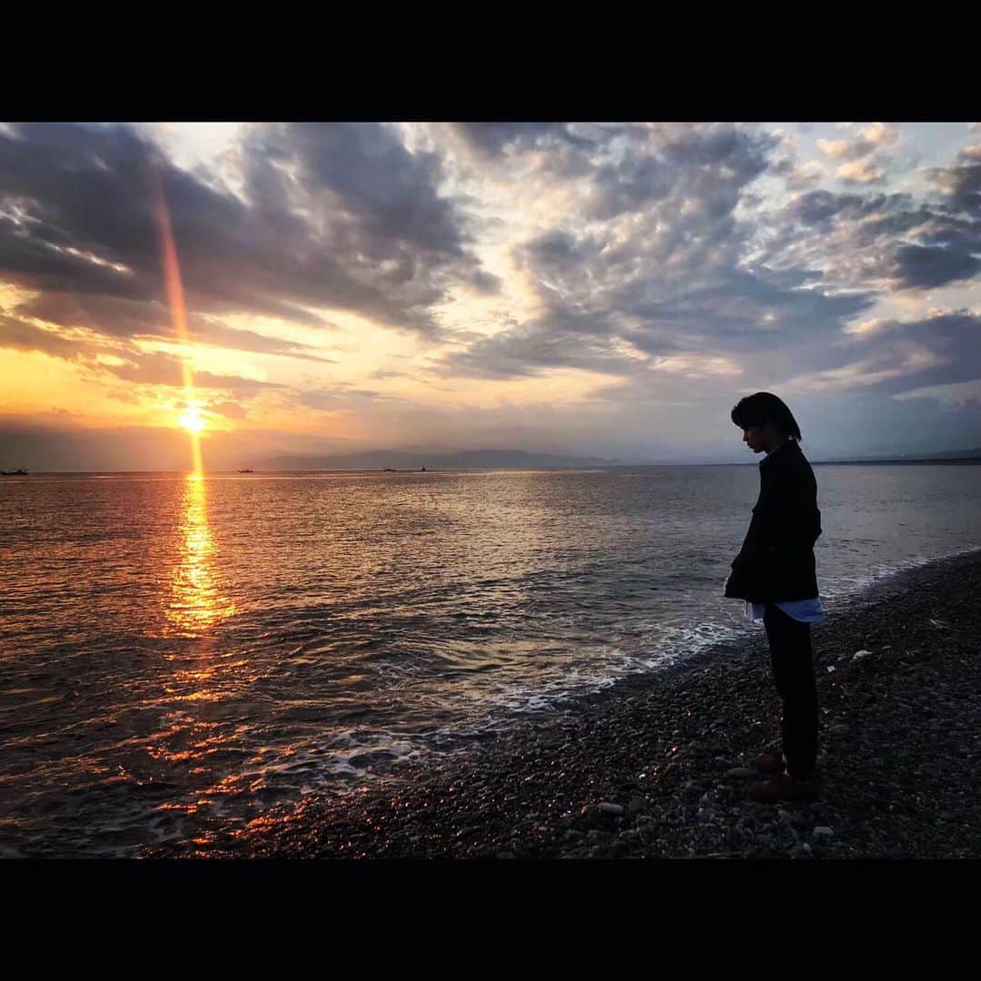 磯村勇斗のインスタグラム：「2019年も応援して下さった皆様ありがとうございます。  今年は、大切な作品、人達に出会いました。 そして、自分を見つめ直すきっかけにもなりました。 ありがとうございます。  来年は、好きな事を追求していきたいです。 そして、応援して下さる方々に届けて行きたいです。  ありがとう2019年。  良いお年を」