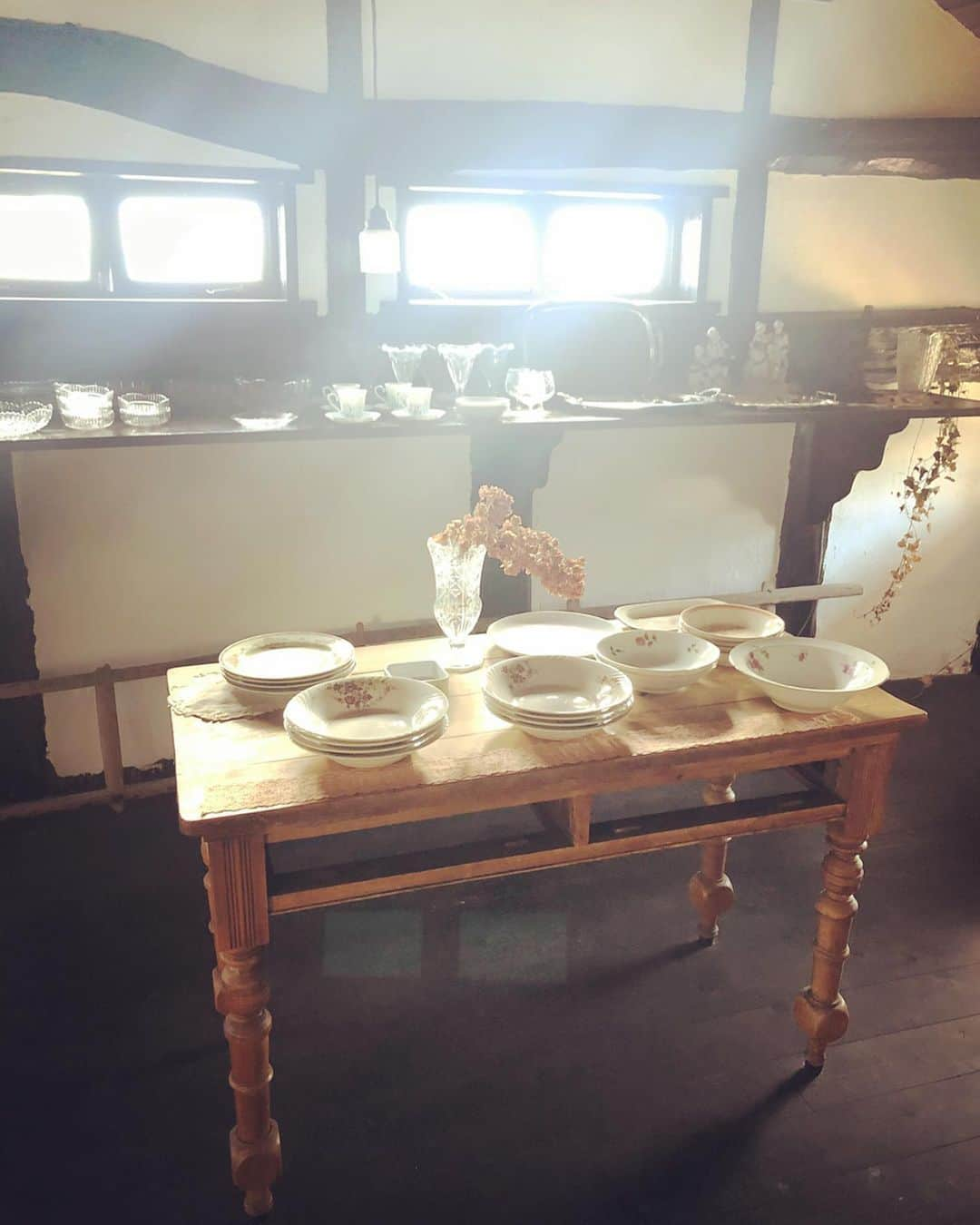 那須愛里さんのインスタグラム写真 - (那須愛里Instagram)「〝Linden🧇☕️〟﻿ 長崎の旦那の実家へ帰省しています✈︎﻿ 長崎でいくつか行ってみたいカフェがあったけど、年末だから結構閉まっていました>_<﻿ .﻿ .﻿ 1つクリア◎﻿ 諫早にあるワッフル専門店🧇﻿ リンデンへ﻿ アンティークな雰囲気で﻿ ワッフルはおもくなくサクサクで軽い感じ☺︎﻿ ・紅茶のワッフル﻿ ・リンデンミルクティー﻿ ﻿ お食事系ワッフルのランチコース、﻿ 1日20食限定のリンゴのワッフルも﻿ 美味しそうでしたよ˚✧₊🍎﻿ ﻿ 2階はアンティークショップになっていて、﻿ 食器やアンティークレースなどがおいてありました﻿ ﻿ カフェの目の前には大村湾が﻿ 広がっていて居心地よいカフェでした﻿ .﻿ .﻿ #Linden #リンデン #長崎カフェ﻿ #長崎カフェアンドスイーツ ﻿ #ワッフル専門店」12月31日 15時23分 - aaairixoxo