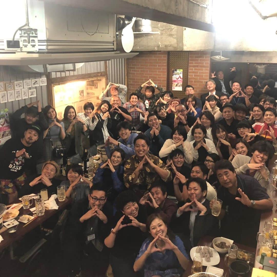 糸数美樹のインスタグラム：「ちょっと早めですが 2019年もお世話になりました😊 沢山の素敵な方たちと仕事をすることができ幸せをかみしめながら充実の一年を過ごすことができました！  本当にありがとうございました♫  ラジオの生放送から離れておよそ1年。 しょーじき寂しかったです。  またみなさんと楽しい時間が過ごせたらいいなーと思ってますので その時が来るのを待っててね🤗  今年一年もみきとにーをありがとうございました！！ 来年も宜しくお願いします❤️ さーカウントダウンライブに向けてがんばるぞ！ とにかく体に気をつけて、 みなさま素敵な年をお迎えくださいねー✨」