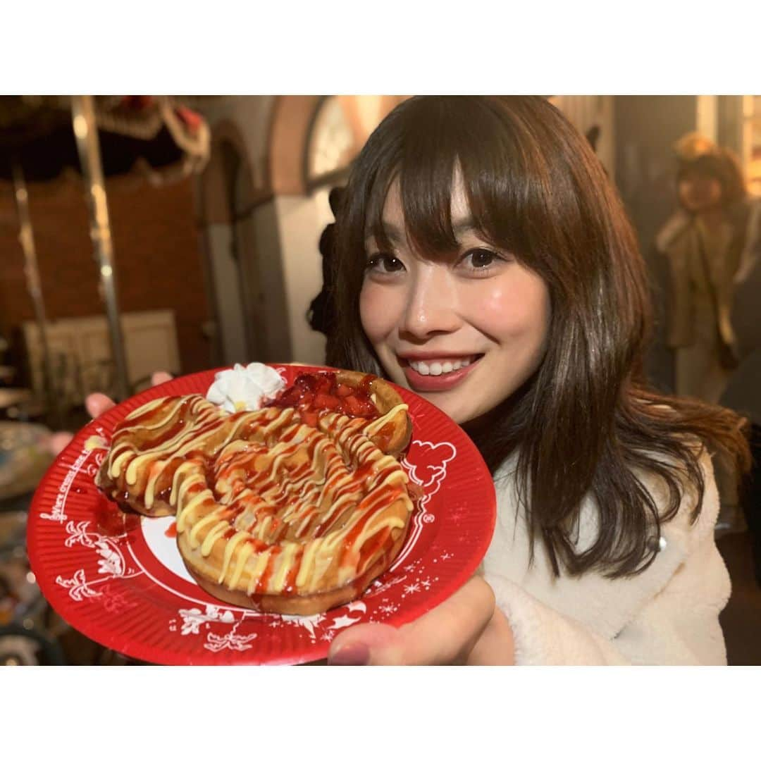 梅山茜さんのインスタグラム写真 - (梅山茜Instagram)「. ＊thanx2019＊ . 今年最後の写真は先日行ったディズニー🐭💗🎄 クリスマス前なのでめっちゃ人が多かったけど 8個ぐらいアトラクション楽しめた🎠 久しぶりに乗ったスペースマウンテンは怖かったです。笑 ミッキーにも会えて大満足◎ 大好きな蒸気船ウィリーのポップコーンバケツもgetできて とっても嬉しかったー🍿💛 そして同じぐらい嬉しかったのが風船と写真撮れたこと🥺 小さい頃から風船が大好きで、ディズニー来るたびに 風船欲しいけど飛行機だから持って帰れない。。。 けどとっておきの１枚が撮れてhappyでした🎈🐻 . ということで、2019年も大変お世話になりました💗 良いお年をお迎えください🤩🤩 . #ゴジカル#バンリク#ディズニー#ディズニーランド#ディズニーシー#東京ディズニーランド#ミッキー#クリスマス#ポップコーン#蒸気船ウィリー#インスタ映え#アナウンサー#女子アナ#風船#旅行#四国放送#東京#徳島#2019#2020#たびすたぐらむ」12月31日 15時28分 - umeyama_akane