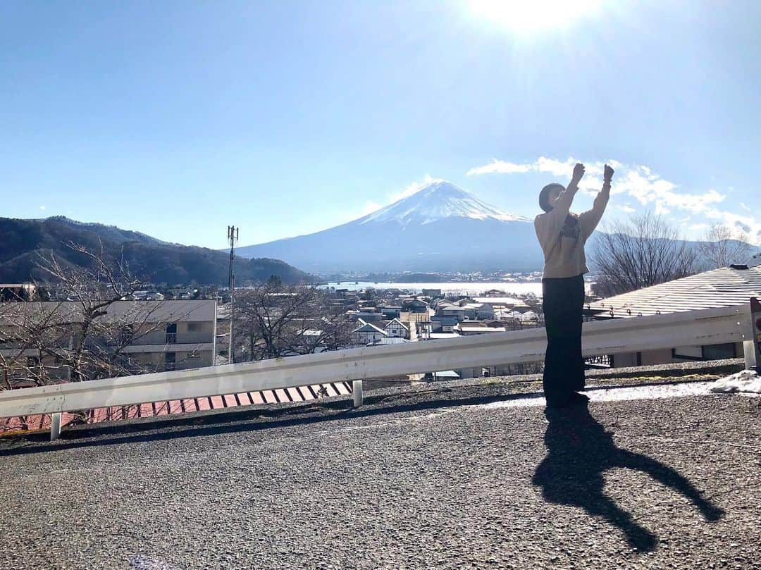 藤井美加子さんのインスタグラム写真 - (藤井美加子Instagram)「☆﻿ 2019年健康でお仕事出来た事と出会った全ての方に感謝致します。Instagramを通してコメント下さった方もありがとう!!﻿ ﻿ 良いお年をお迎えください🎍🗻⭐️﻿ ﻿ ﻿ #三枚目のポーズ意味不明#富士山#日本一の山#大晦日#ご挨拶#美肌食マイスター#アンチエイジングアドバイザー#美肌エキスパート#女優#三木美加子﻿ #fujisan#mtfuji#fuji#kawaguchiko#sky#japan」12月31日 15時34分 - mikako_miki