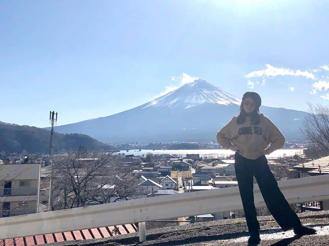 藤井美加子さんのインスタグラム写真 - (藤井美加子Instagram)「☆﻿ 2019年健康でお仕事出来た事と出会った全ての方に感謝致します。Instagramを通してコメント下さった方もありがとう!!﻿ ﻿ 良いお年をお迎えください🎍🗻⭐️﻿ ﻿ ﻿ #三枚目のポーズ意味不明#富士山#日本一の山#大晦日#ご挨拶#美肌食マイスター#アンチエイジングアドバイザー#美肌エキスパート#女優#三木美加子﻿ #fujisan#mtfuji#fuji#kawaguchiko#sky#japan」12月31日 15時34分 - mikako_miki