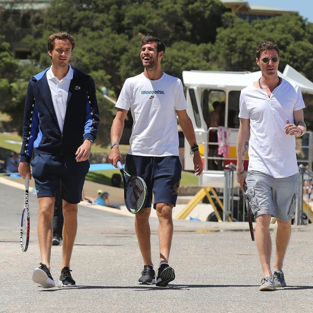 ダニール・メドベージェフのインスタグラム：「Me, Marat @flymonkeyrus and mister Positive @karenkhachanov 😂😂😂 Just too happy to be on the beach 🏖@atpcup // Я, Марат и мистер Позитив 😂😂😂 Рады, что добрались  до пляжа 🏖 @atpcup #teamrussia」