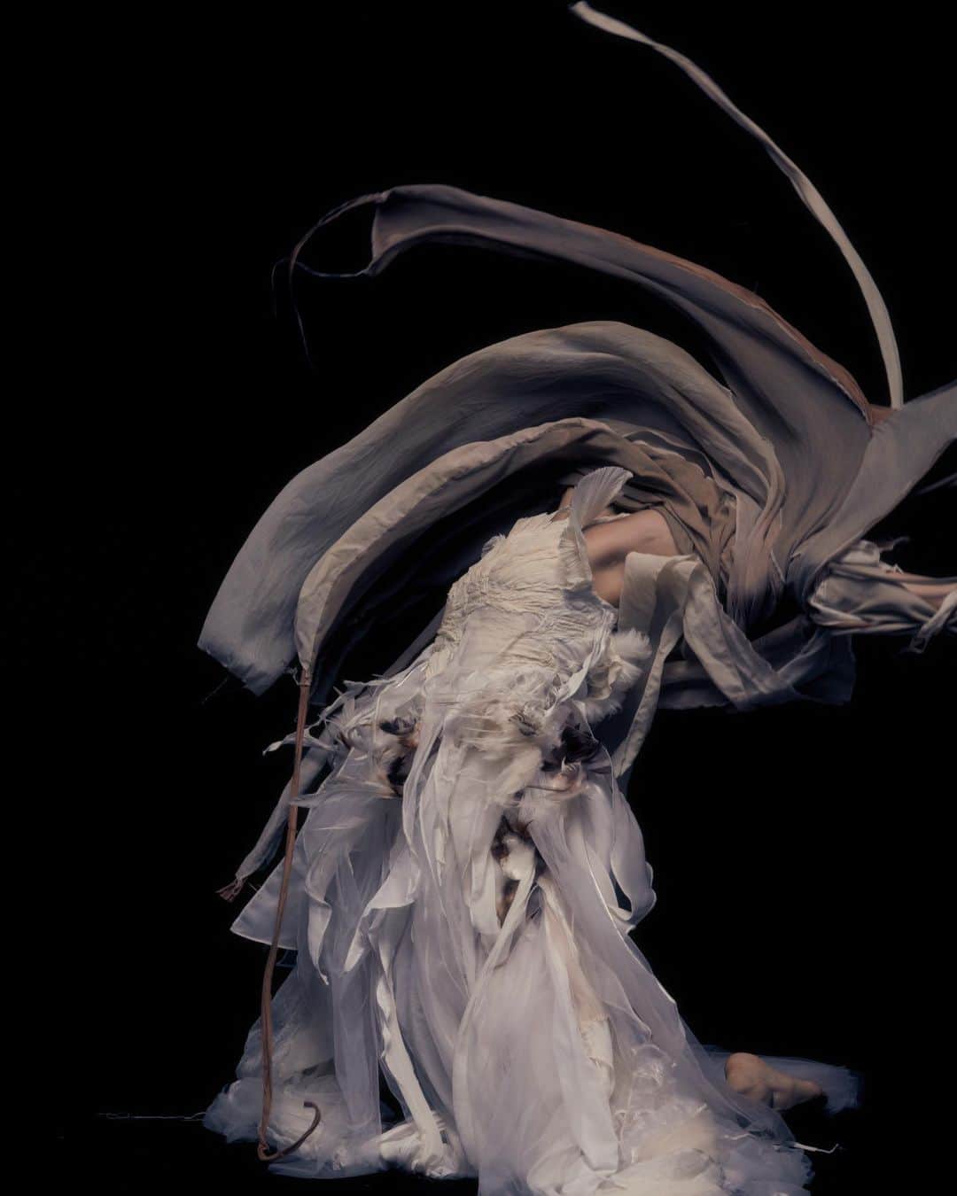 ARAKI SHIROのインスタグラム：「Have a great holiday . . . ph @yamadakei  dancer @mihoishii.jp  hm @akikoakiko1217  costume by me . . . #ARAKISHIRO#FUKUOKA#portrait#portraitphotography#photography#fashionphotography#dancephotography#costume#vintagedress#hautecouture#dress#artist#contemporaryart#darkbeauty#model#dancer#contemporarydance#theportraitpr0ject#portraitmood#sombrebeiegs#sombresociety#__bodyart__#model#福岡#ポートレート#モデル#ダンサー#コスチューム#衣装#アラキシロウ」