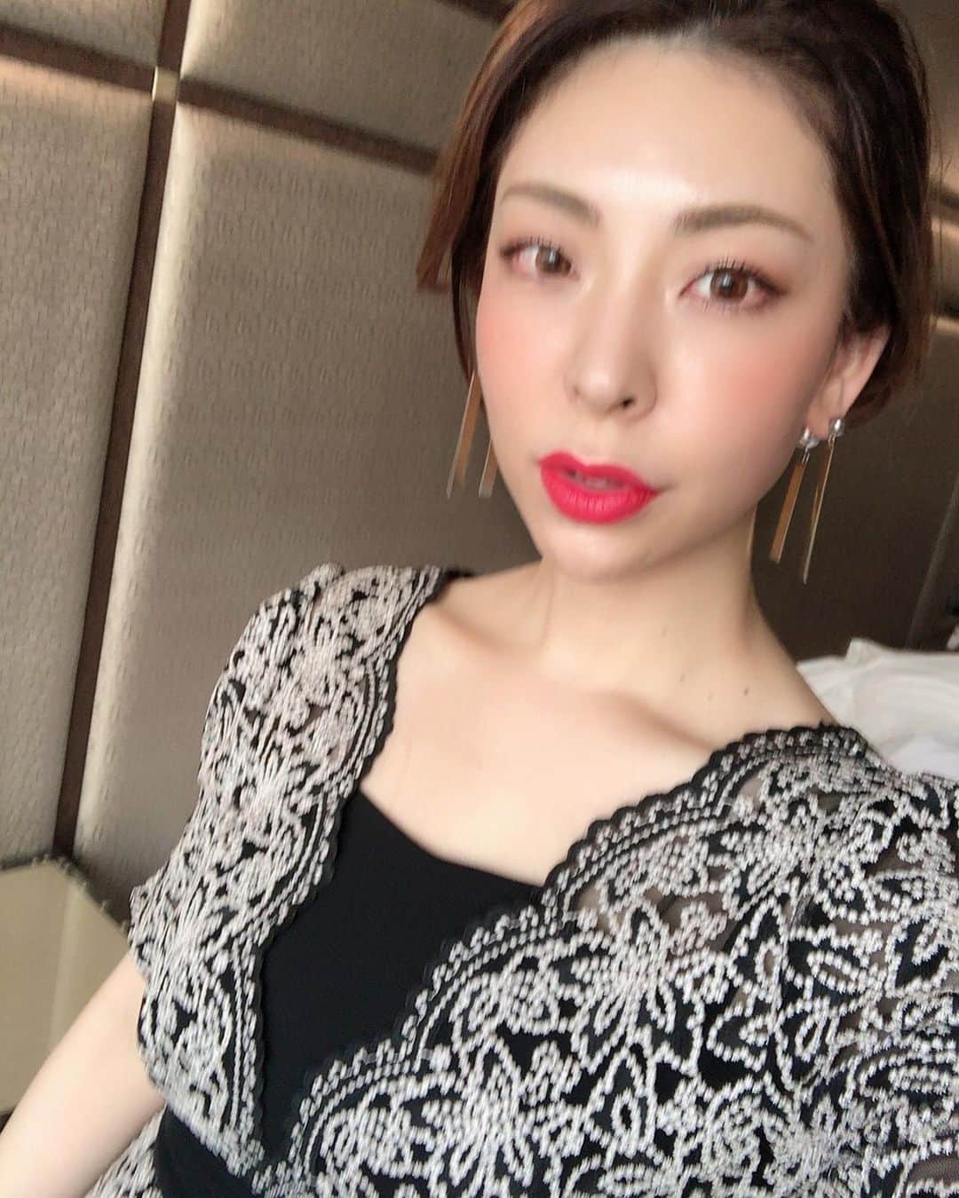 山名未紗のインスタグラム：「2019年も皆さま﻿ ありがとうございました！﻿ 人生で一番の転機の年でした‼️﻿ ﻿ 2018年は学びの年。﻿ ﻿ 2019年の目標は達成しましたが﻿ お仕事もプライベートも﻿ 想像以上に大きく変化した年でした。﻿ ﻿ 特に人生を大きく見つめ直せた年﻿ ﻿ 「生きる」ということ。﻿ ﻿ ﻿ 怒涛の2019年。多忙を極めた年。﻿ ﻿ 2020年は3年前から﻿ この年を目指して計画してきたことが実現する。﻿ ﻿ 一日一日を大切に✨﻿ ﻿ 先日発売された﻿ ネイルランキングでは﻿ ﻿ ネイリストが憧れるネイリスト﻿ 1位に選んで頂けました！﻿ ﻿ とても光栄に思います😌﻿ ﻿ ﻿ 私が考えるネイリストとしての社会貢献を﻿ 引き続き行っていきたいと思います。﻿ ﻿ ﻿ ______________________________﻿ ﻿ （写真）﻿ 年末はお友達の結婚式の為、台湾に！！﻿ 台湾の伝統的な結婚式に参列し﻿ 儀式に参加させて頂き﻿ 親から子へ引き継がれる想いを感じ﻿ とても感銘を受けました。﻿ ﻿ ______________________________﻿ ﻿ 2020年まで残りわずか！！﻿ 皆さま、よいお年をお迎えください🎍✨ #山名未紗hair」