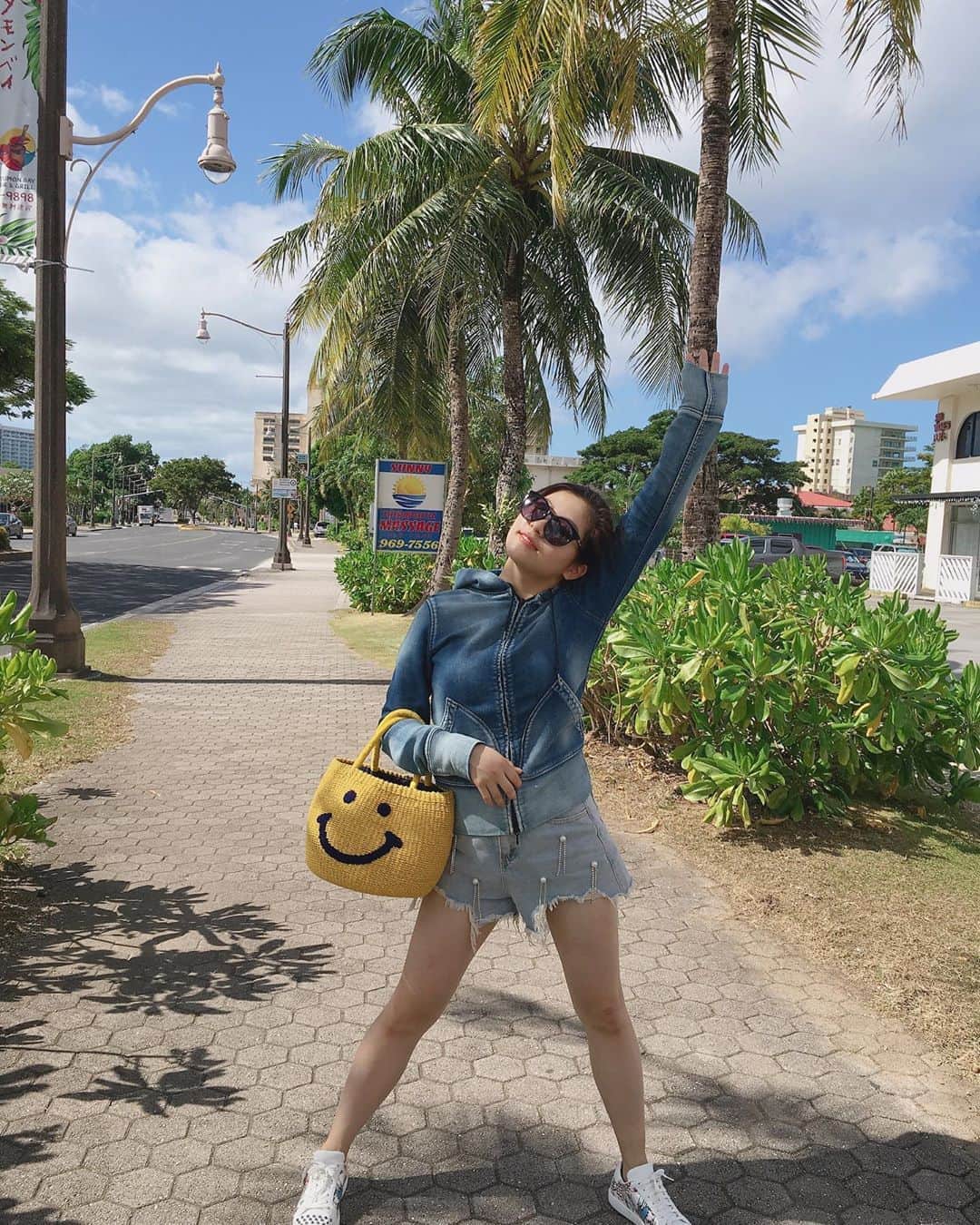 のインスタグラム：「2019年  たくさんの人たちが 私に笑顔をくれたから 私も笑顔で溢れた一年を 過ごすことができました！  よく明るいねとか人生楽しそうだねとか 言われることが多いのですが  私は声を大にして言いたい  みんなが楽しませてくれるからだよ！！ と。  自分でも嫌になる程、 なにに対しても正直で隠せない自分だからこそ  楽しい時は楽しい！ 疲れてる時は疲れてる！ 眠い時は眠い！  だから 私は明るい人でも楽しい人でもなく  周りが楽しませてくれるから 楽しめて、明るくいられるんです  だからこそ 私は私を私として受け入れて 認めて ついてきてくれる人に  本当に感謝しているし たくさん楽しさや幸せを受け取った分 ちゃんと返していきたい これからも返し続けたい という気持ちでいっぱいです  2019年 本当に自由にのびのびと過ごせて 本当に本当に楽しかった！！ 特に今年は 新たな出会いが多くて  楽々の人生をより楽しさで溢れさせてくれています  たくさんの出会いに感謝しながら これからも一緒に楽しみ、笑いあえたら 幸せです  2020年か〜  私もつい20歳らしいです 自分でも感慨深くなってしまう、、笑  精神年齢が追いついてないと自覚するほどに年齢だけがどんどん上がっていきます  果たして大丈夫なのでしょうか。  2020年は、、、 と抱負を書くところなのかもしれないけれど  抱負をみんなに公開するのは 恥ずかしい、、🤓🤓 自分の中での抱負は自分の中でわかってれば十分かなって 思ってしまうのです👼  2020年はどんな一年になるのかな 楽しみだなっ  写真は母が珍しく とてもおしゃれに撮った写真。  パーカーのチャックを全上げしてるのが面白いけど。笑  日焼け防止のためこの日はフードをかぶって歩いてたの  まぁ地黒だからフード被っても美白にはならないけどねっ👏笑  2019年 本当にありがとうございましたっ🥰  #セントフォース #セントフォースsprout」
