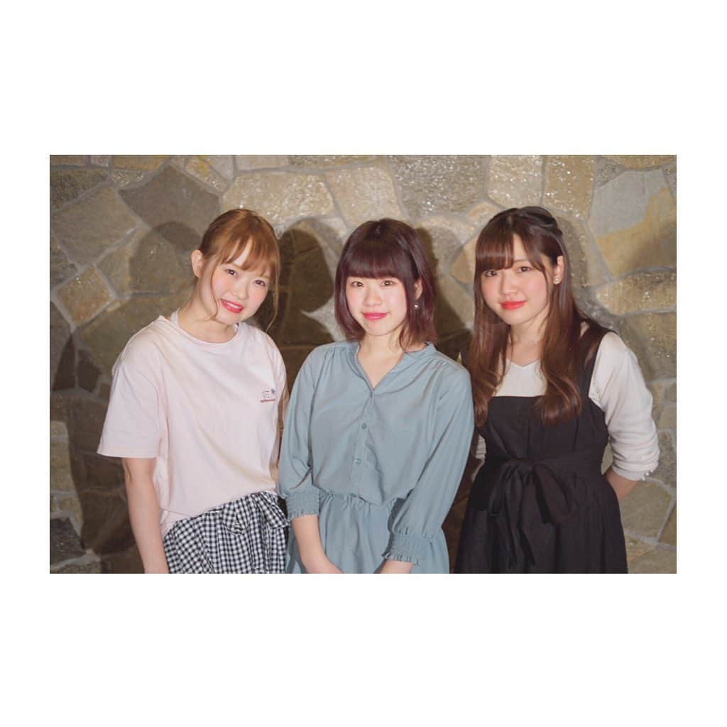 栗原ひとみのインスタグラム：「2019年総まとめ！  今年はなんといっても、皆さんの目の前でまた歌えたことが一番大きかったなあ。声をかけてくれたリョマルには本当に感謝です 🥺 りりとして活動していく中で、ぶつかったり嫌になったり色々あったけど、歌うことがすきだって気持ちはブレたことなかったなあ🤔 その中で出会えた方もたくさんいて、本当に幸せな時間でした ☺️たくさんたくさんありがとう！！！ りり解散後もこうしてSNSを見てくれてすきだと言ってもらえること、奇跡だと思います。 また何か機会があればお知らせするねっ📢  そして年末にはゲーム実況を始めたり。またこっちも楽しいことを模索しながらやっていきたいです！＾＾ 今年一年お世話になりました！ 来年も私自身が思う″たのしい″に沢山の人を巻き込んで楽しませてやる〜って気持ちでやっていきます！！よろしくね！！！ らびゅーーー！！！」