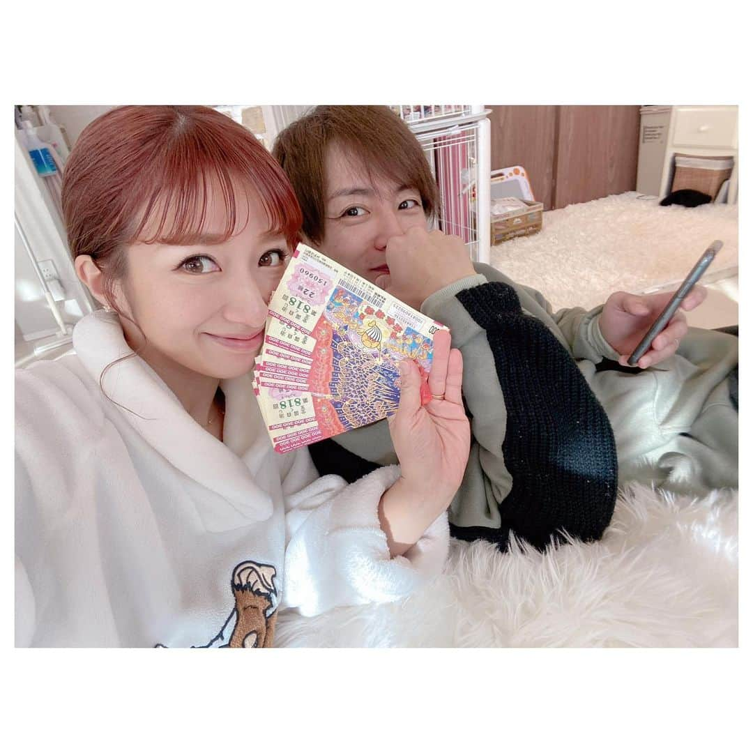 辻希美さんのインスタグラム写真 - (辻希美Instagram)「楽しみにしていた年末ジャンボ宝くじ🎍💕💕✨✨ 結果は…２枚目の私の顔を見てご想像にお任せします🎍  #年末ジャンボ #宝くじ #結果発表 #スワイプしてね #夢よ #ありがとう #💓💓💓 #🎍💕」12月31日 15時41分 - tsujinozomi_official