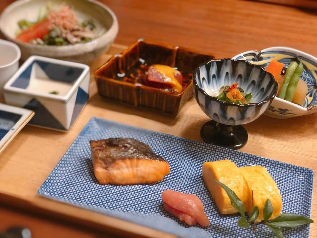 英玲奈さんのインスタグラム写真 - (英玲奈Instagram)「昨夜のコースを完食したので、 今日の朝ご飯は食べられないなー、とか思っていたのに、 朝食も完食致しまして、 確実に胃袋が成長している私ですw  朝食の後は日課の #お灸 を。 煙が少ないやつだけど、室内は臭いがついたら申し訳ないからお庭で。 ステキな椅子でお灸してごめんなさいw しかも、昨夜負傷した膝。 血管切れてるw 怪我をしたら予想以上の惨事になるお年頃、アラフォーです。」12月31日 15時42分 - erena_erenyan