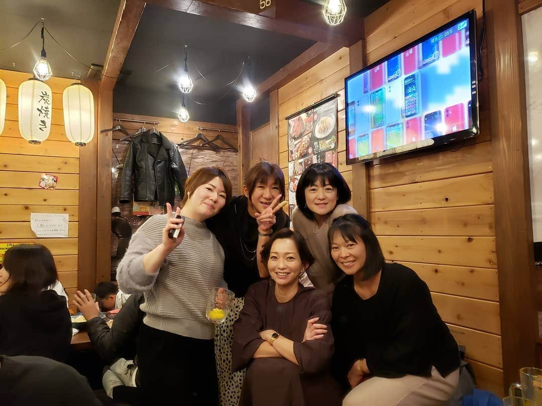 佐藤純さんのインスタグラム写真 - (佐藤純Instagram)「昨日は、毎年恒例の高校の忘年会&同窓会🍺  もぉ何年も続いている恒例行事😊  年に一回この日だけは、朝までコース(笑)  三次会が終わったのは…朝5時でした🤣  みんな始発で帰る。。。 この歳になると、途中で寝てる人多い(笑)  卒業して26年‼️毎年こうして集まれるっていいよね😆  #忘年会 #同窓会 #高校忘年会 #春日部 #ママ #ママモデル #モデル #mama #mamamodel #model」12月31日 15時43分 - junsatoidea