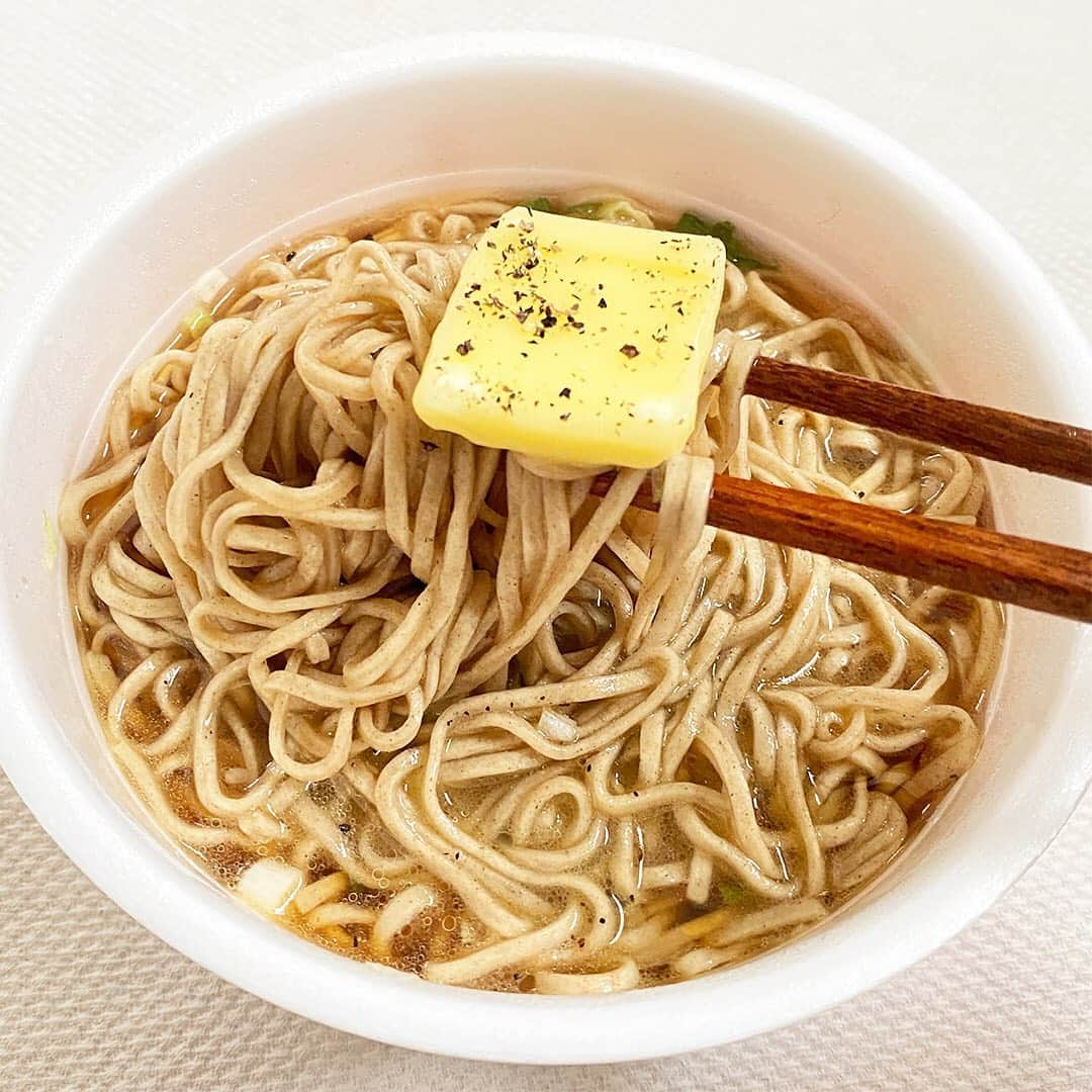 Tasty Japanさんのインスタグラム写真 - (Tasty JapanInstagram)「年越し蕎麦に♪インスタント麺アレンジ3選👍 ㅤㅤㅤㅤㅤㅤㅤㅤㅤㅤㅤㅤㅤ お好きなカップ蕎麦に通常通りお湯を注いだら… 【なめこおろし】湯通ししたなめこと大根おろしを入れ、ねぎを散らす。 【月見とろろ】すりおろした大和芋と卵黄をのせ、刻みのりを散らす。 【黒胡椒バター】バターひとかけをのせ、粗挽きコショウを振る。 ㅤㅤㅤㅤㅤㅤㅤㅤㅤㅤㅤㅤㅤ #料理 #手料理 #レシピ #料理動画 #クッキング #美味しい #大晦日 #年末 #大晦日レシピ #TastyJapan #BuzzFeed #cooking #Tasty #Japan #アレンジ #年越し蕎麦アレンジ #homemade #cook #delicious #おそば #food #レシピ動画 #グルメ #食べ物 #recipe #年越し #蕎麦 #そば #年越し蕎麦」12月31日 15時43分 - tastyjapan