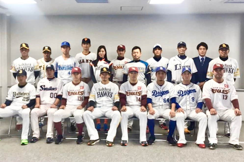 高塚南海さんのインスタグラム写真 - (高塚南海Instagram)「. . 滋賀県のプロ野球選手大集合👐 この中に入れて頂ける事に本当に 感謝です😭 . 悪天候で室内での野球教室となりましたが 子どもたちにとっては素敵な時間に なったと思います☺️ . 滋賀県の野球を男女共に 盛り上げていけるように 頑張ります💪 . . #夢の架け橋プロジェクト #滋賀県 #プロ野球 #女子プロ野球 #松田宣浩 選手 #則本昂大  選手 #小熊凌祐 選手 #石川駿 選手 #岩見雅紀 選手 #則本佳樹 選手 #奥村展征 選手 #西村凌 選手 #植田海 選手 #古澤勝吾 選手 #京山将弥 選手 #横川凱 選手 #みなみ #皇子山球場」12月31日 15時43分 - southsea28