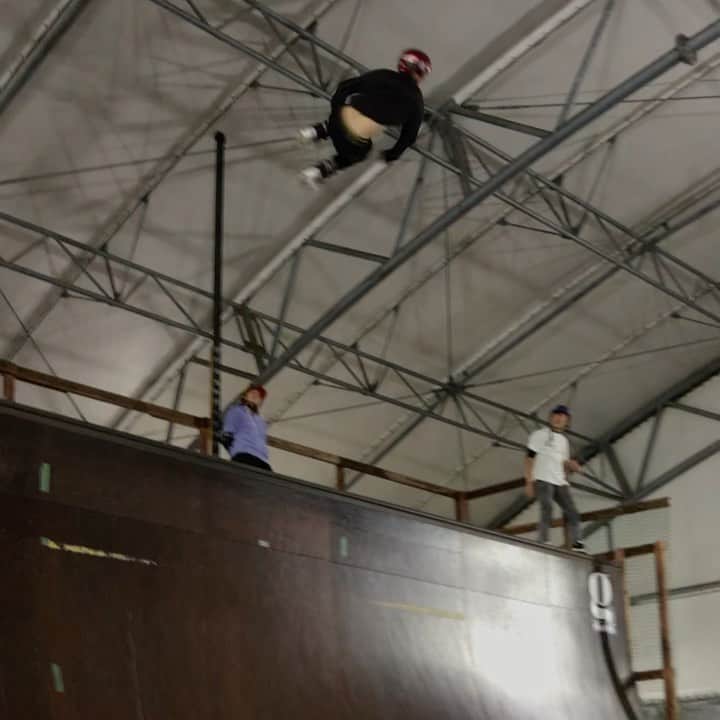 安床武士のインスタグラム：「Last sesh of 2019⚡️ Thank you for support🙌 昨日が滑り納め！このダブルフラットスピンはめっちゃ気持ちよく回せてメイクできました。 @usdskates  @goodskates_inc  @canamonroad_japan  @lzbn_official  @papasu1048」