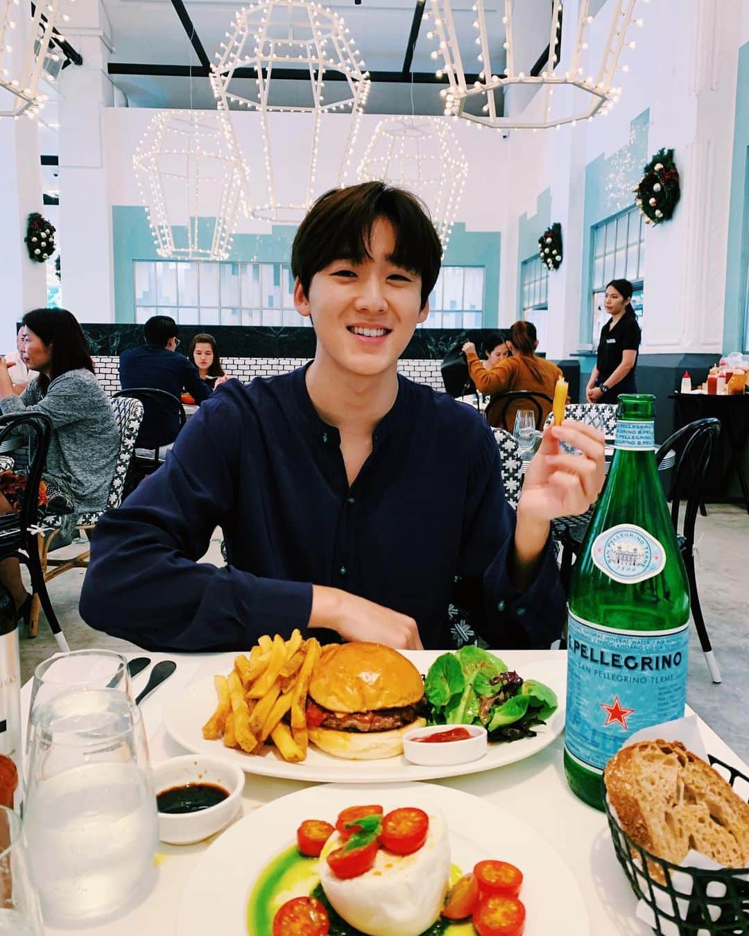 ケビン さんのインスタグラム写真 - (ケビン Instagram)「Last lunch of 2019🍔🥗🍽😋」12月31日 15時56分 - kevinwoo_official