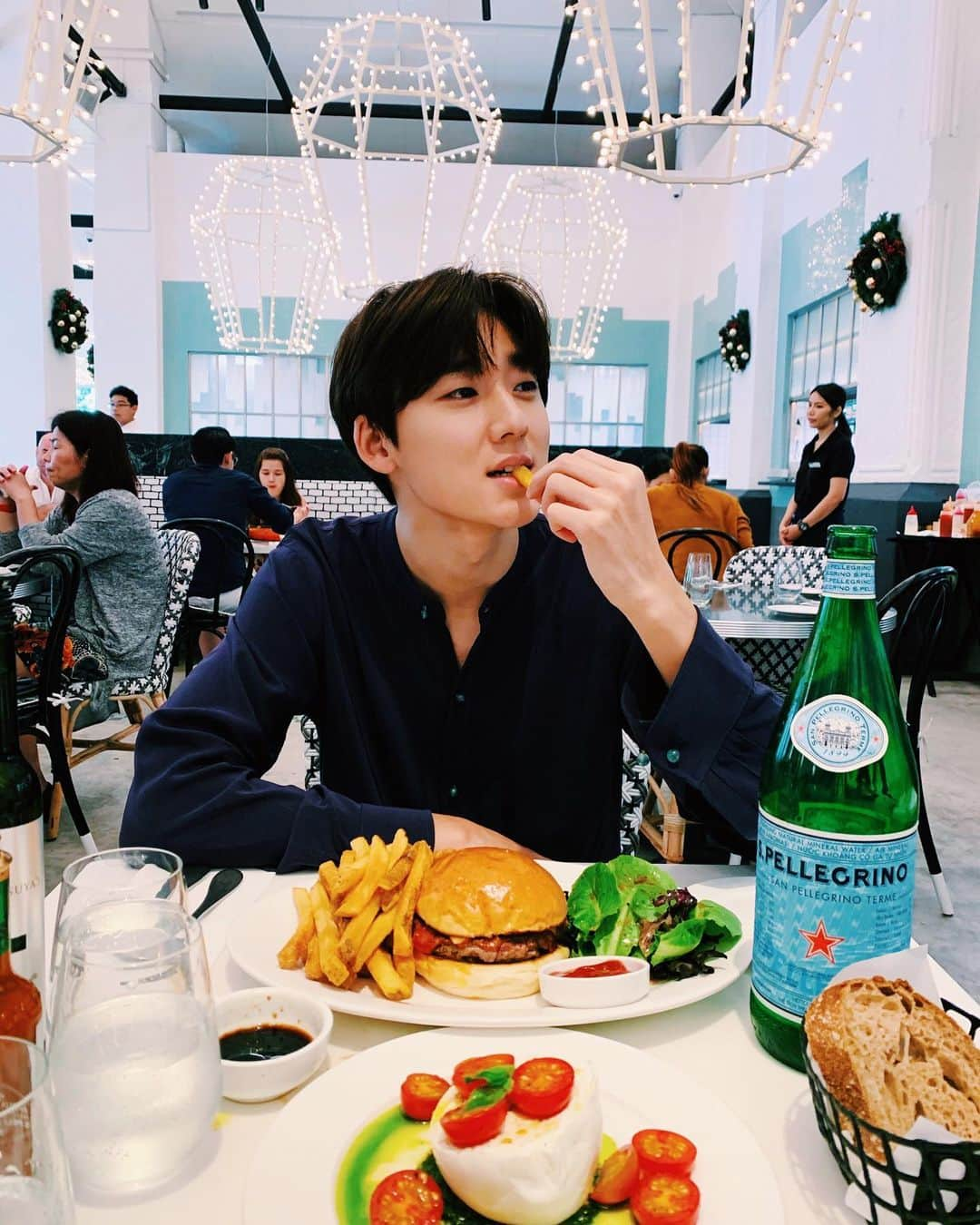 ケビン さんのインスタグラム写真 - (ケビン Instagram)「Last lunch of 2019🍔🥗🍽😋」12月31日 15時56分 - kevinwoo_official