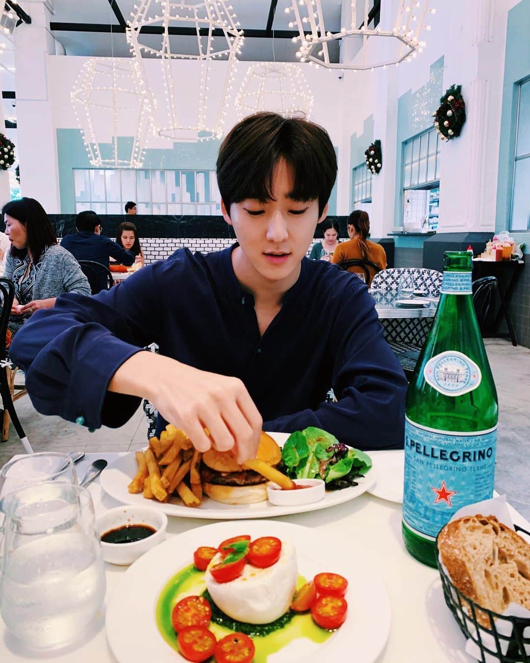 ケビン さんのインスタグラム写真 - (ケビン Instagram)「Last lunch of 2019🍔🥗🍽😋」12月31日 15時56分 - kevinwoo_official