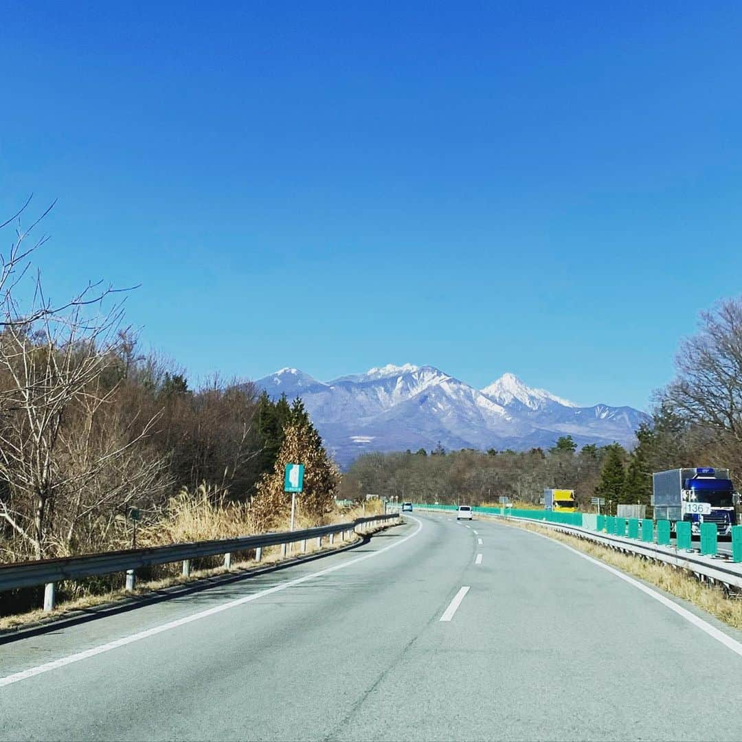 伊勢谷友介さんのインスタグラム写真 - (伊勢谷友介Instagram)「先日、僕のBMWを、生みの親である46works中嶋さんの所へ入庫。 ハンドルミラーやウィンカー、深くバンクすると擦ってしまうセンタースタンドを少し変更します。 　この日、山梨までの長距離は気持ち良い天気だった〜☀️」12月31日 15時48分 - iseya_yusuke