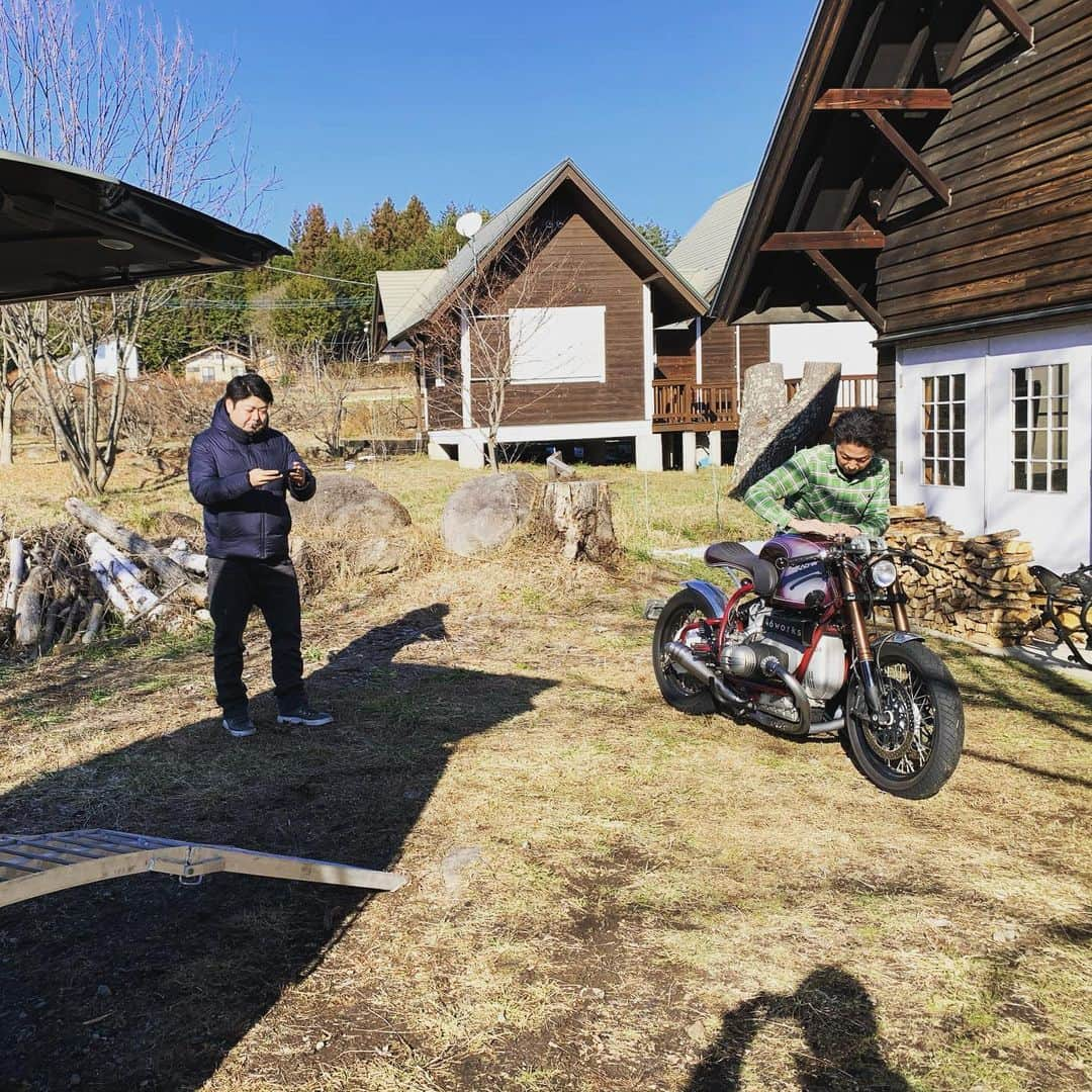 伊勢谷友介さんのインスタグラム写真 - (伊勢谷友介Instagram)「先日、僕のBMWを、生みの親である46works中嶋さんの所へ入庫。 ハンドルミラーやウィンカー、深くバンクすると擦ってしまうセンタースタンドを少し変更します。 　この日、山梨までの長距離は気持ち良い天気だった〜☀️」12月31日 15時48分 - iseya_yusuke