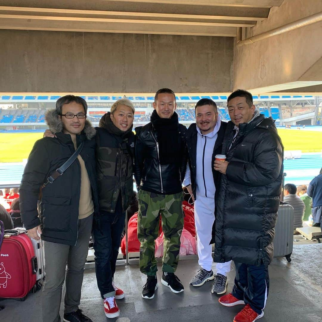 井本貴史さんのインスタグラム写真 - (井本貴史Instagram)「全国高校サッカー選手権大会の奈良県代表の五條高校の応援に等々力競技場に行ってきた。と言うのも母校ではないのですが、僕の高校の時のサッカー部の監督が現在、五條高校の監督をされているので応援に行かせて頂いた。試合は惜しくもPKで負けてしまいましたがとても胸が熱くなる良い試合でした。 我々が高校の時とは比べ物にならないぐらい技術も高くて素晴らしかったです！ 五條高校の皆さんお疲れ様でした！！！ 応援には左から同級生のキャプテンだったやつ。俺。１つ下の後輩。その隣も１つ下の後輩。高校の時のサッカー部のコーチ。 みんなで久しぶりの出会いに記念撮影！ 高校の時に全国大会に出てから24年、今もこうして集まれる素晴らしい仲間とサッカーを出来た事を有り難く思いました！ ・ ・ #オイ！キャプテン！老けすぎやろ！ #1日56時間で生きてるやろ ！ #そやないと割にあわんやろ ！ #オイ！後輩達よ！ほんまにカタギの仕事か？ #オールバックで後ろで髪くくってるサラリーマン見た事ないぞ ！ #上下が白のジャージでサッカー観にくるやつ怪しいやろ ！ #コンプライアンス的に大丈夫な後輩なんか ！ #そんなみんな見て「みんな全然変わらんな！」って言うコーチどうなってんねん ！ #ほんでコーチが知らん間に市長になってるってなんやねん ！ #色んな思いを持ってルミネ行ってきます ！ #皆さん良いお年を ‼︎‼︎‼︎」12月31日 15時49分 - inomototakafumi