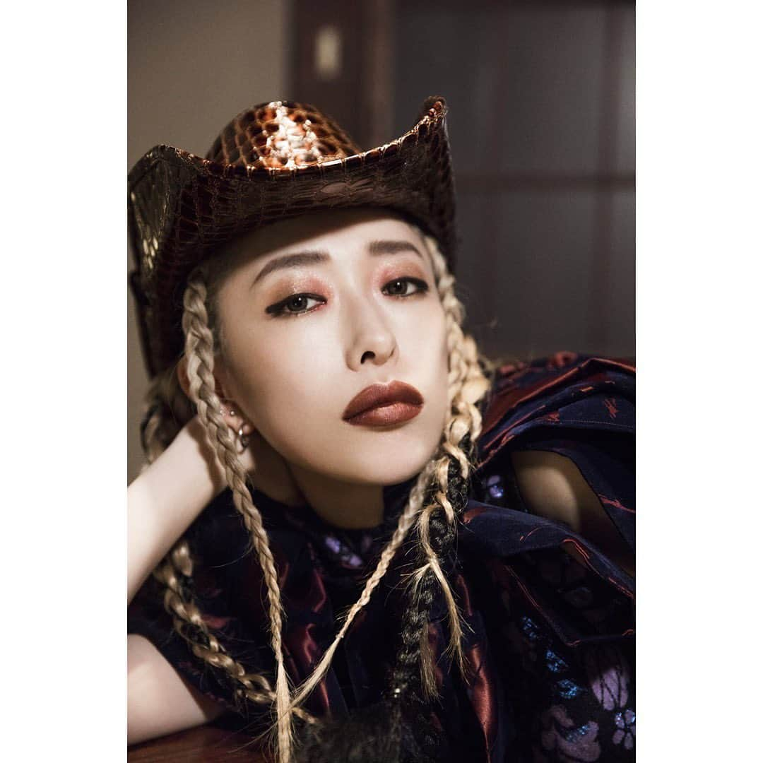 加藤ミリヤさんのインスタグラム写真 - (加藤ミリヤInstagram)「2019年、平成の終わりと令和のはじまり、 沢山の経験をさせていただきました。 デビュー15周年を迎え、妻になり、そして母になりました。生きてきた中で一番「おめでとう」って言ってもらった一年だった。 初めてのことだらけであっという間だったなあ。息子が生まれてから毎日笑顔がずっと続いているよう。私たちにしあわせをくれる存在の力に驚かされる。 みなさま今年もありがとうございました！ 来年は10年ぶりの日本武道館！ どうかよろしくお願いします！ 私はすこし強くなった気がするよ。  #2019 #ご挨拶  #大晦日」12月31日 15時56分 - miliyahtokyo