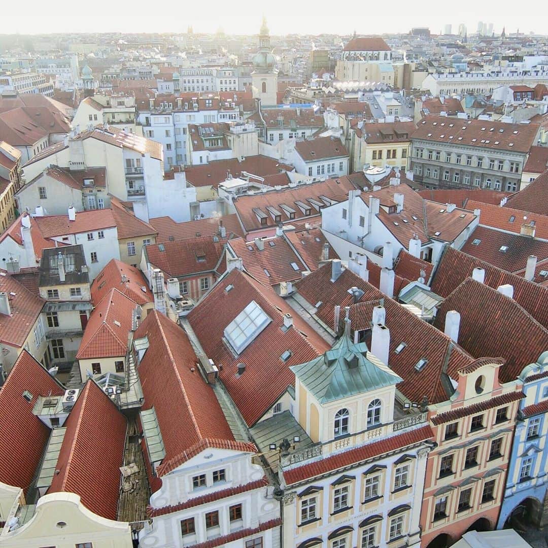 的場絢香さんのインスタグラム写真 - (的場絢香Instagram)「#20191226﻿ ﻿ in Prague🇨🇿﻿ ﻿ 街全体が世界遺産のプラハ。﻿ ﻿ プラハの街のシンボル 天文時計を登って、 オレンジ色の屋根が広がる﻿中世の街並みを一望。﻿ ﻿ 絶景が広がってた…！！🏘🏰🏡﻿ ﻿ _____________________________________________________ #マトバの海外旅行記 #チェコ #プラハ #ヨーロッパ #世界遺産 #プラハ歴史地区 #絶景 #中世の街並み #プラハ旅行 #prague #praha #czech #awesome #view #worldheritage」12月31日 16時04分 - ayaka_matoba