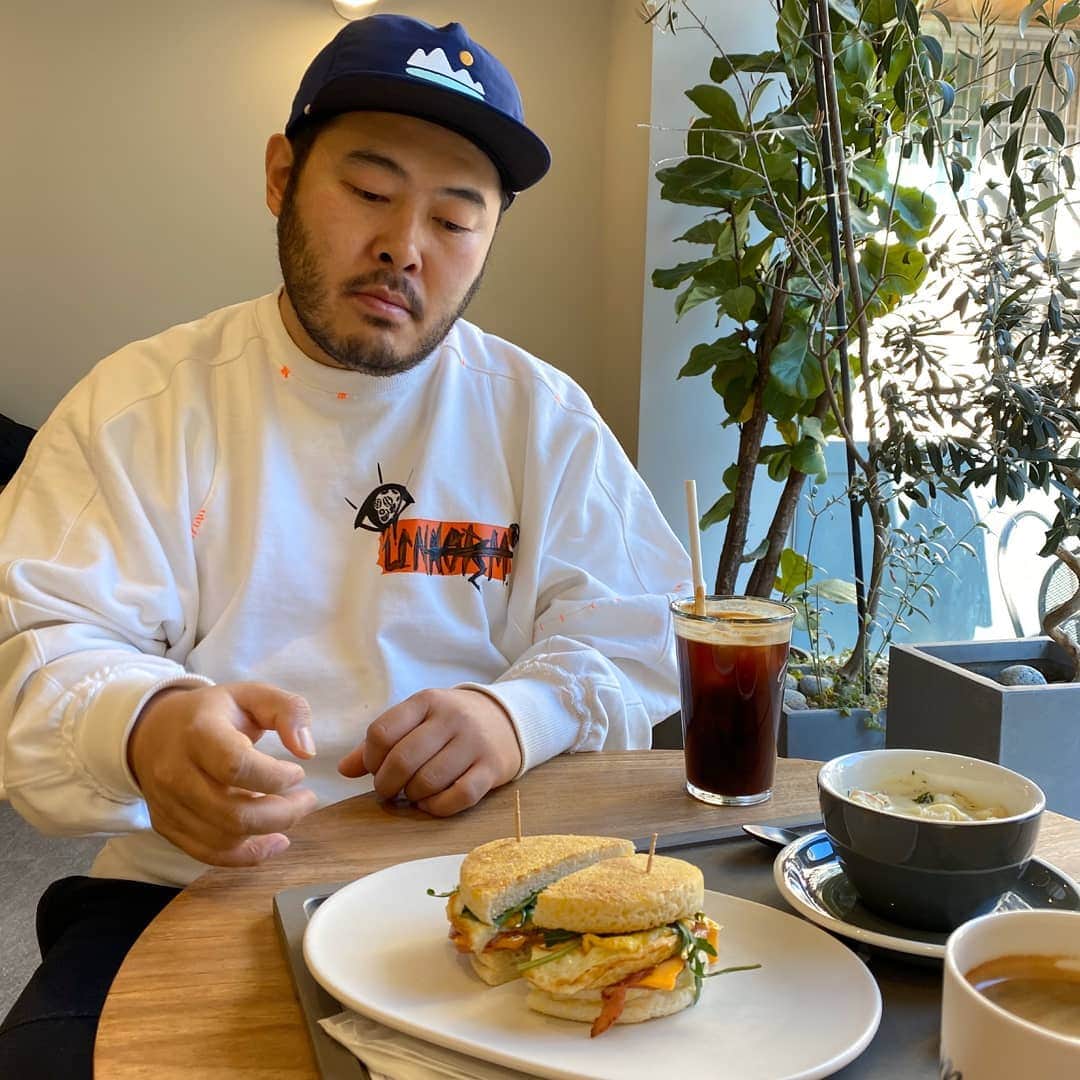 キム・ギバンのインスタグラム：「. 너를 어떻게 할까..?😏 어떻게 했게요~?ㅋㅋ . #머핀샌드위치 , #포테이트스프 with #아아」