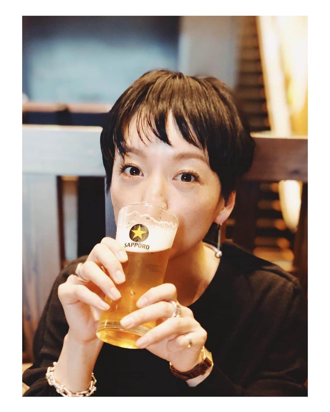 のインスタグラム：「2019年も、あと数時間で終わりますね。 東京は青空でポカポカな大晦日になりました。 やり残したことは大掃除とか…色々あるけど、気持ちはとても晴れやかです。 年越し蕎麦をビールといただき、年末年始はゆるーくボケーっと過ごしてみようと思います。 一年間頑張れたのは、まわりのみんなや、いつも応援してくれてる皆さんのおかげです。 めげそうになった時も、エネルギー切れの時もあったけど、やっぱり笑顔でいたら、なんだかんだ乗り切れた。良い風吹きました。 みんなの気持ちにも、たくさん後押しされました。 本当にありがとうございました！！ 新年も前向きな姿勢と曇りのない気持ちで、精進します。 皆様にとって、素敵な年末年始になりますように。 どうか、良いお年をお迎えください。 #笑っていれば風向きは変えられる　 #ビールは正義」