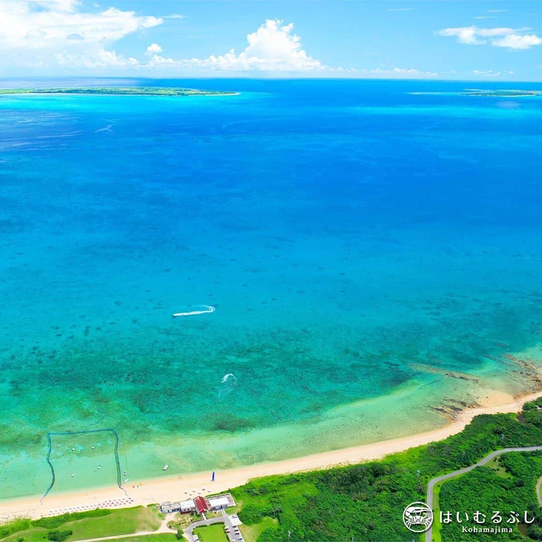 HAIMURUBUSHI はいむるぶしさんのインスタグラム写真 - (HAIMURUBUSHI はいむるぶしInstagram)「はいむるぶしビーチ上空から撮影。ビーチの沖合いに黒島(左)と新城島(右)を確認できます。 #沖縄 #八重山諸島 #小浜島 #空撮 #ビーチ #リゾート #はいむるぶし #japan #okinawa #yaeyamaislands #kohamaisland #beachresort #haimurubushi」12月31日 16時11分 - haimurubushi_resorts