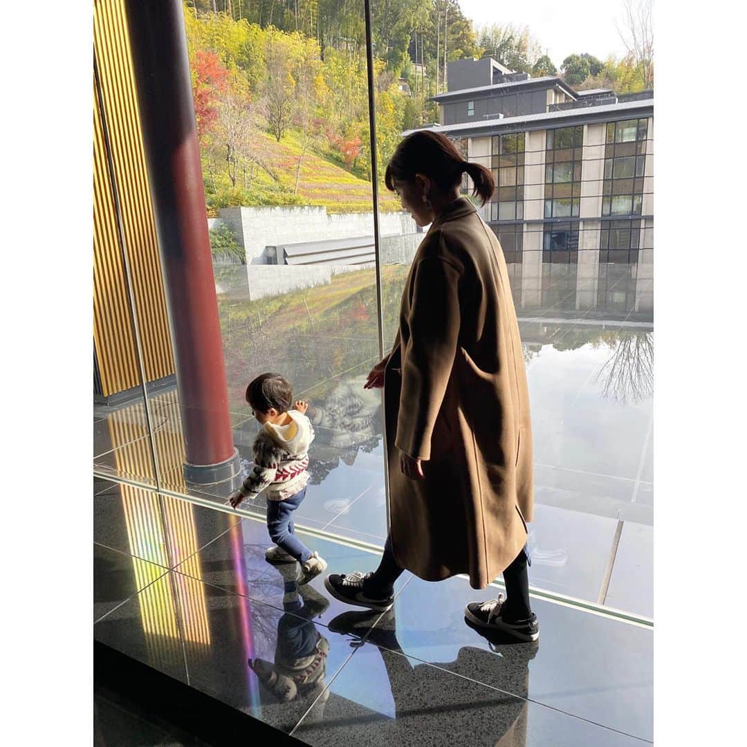 のインスタグラム：「大晦日いかがお過ごしですか  2019年もありがとうございました 来年ものんびりペースでの更新ですが皆さんと繋がれる場を大切にしたいと思います 良いお年をお迎えください  #突発性発疹で年をまたぎそう #でもご機嫌が良くなってきました #全快まであと1割ってところです #秋の旅行先での写真 #柱に隠れてバァでキャッキャッ #1歳7ヶ月 #1歳 #男の子ママ #子育て」