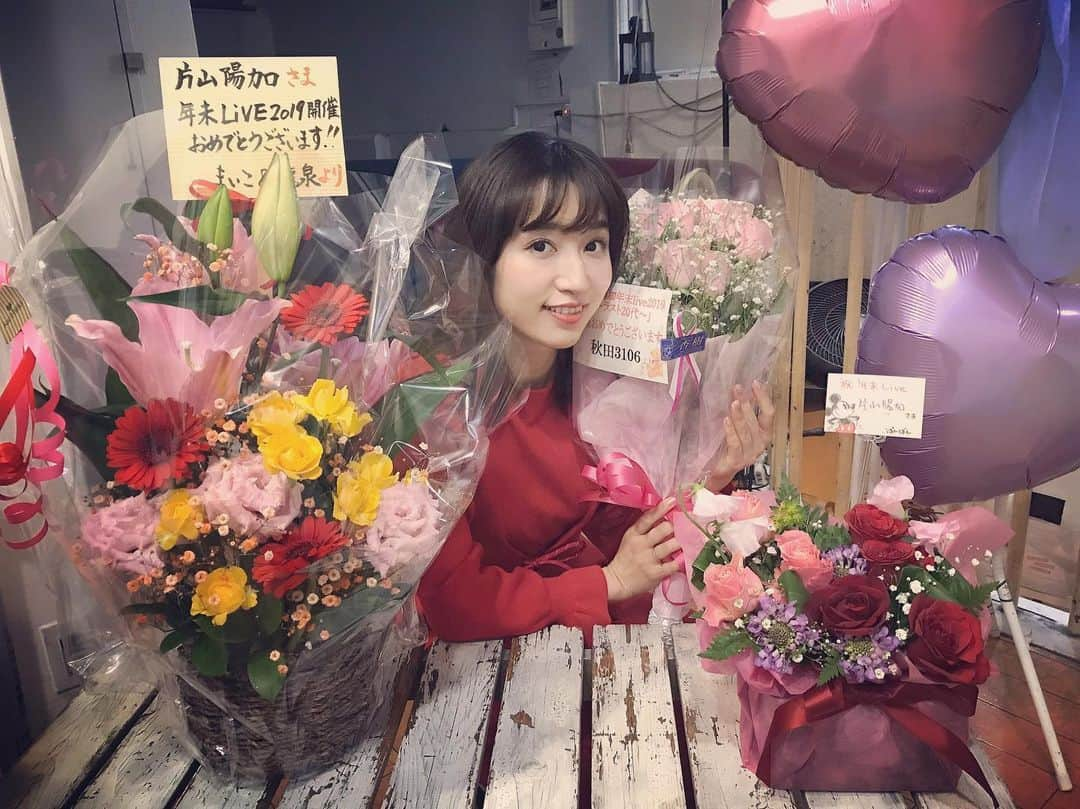 片山陽加さんのインスタグラム写真 - (片山陽加Instagram)「お花とプレゼントとお手紙🎁 本当にありがとう♡  #片山ファミリー」12月31日 16時15分 - haachandyoo