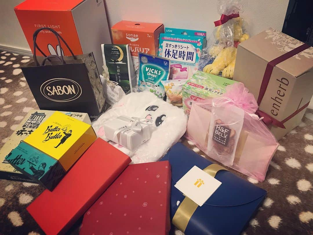 片山陽加さんのインスタグラム写真 - (片山陽加Instagram)「お花とプレゼントとお手紙🎁 本当にありがとう♡  #片山ファミリー」12月31日 16時15分 - haachandyoo